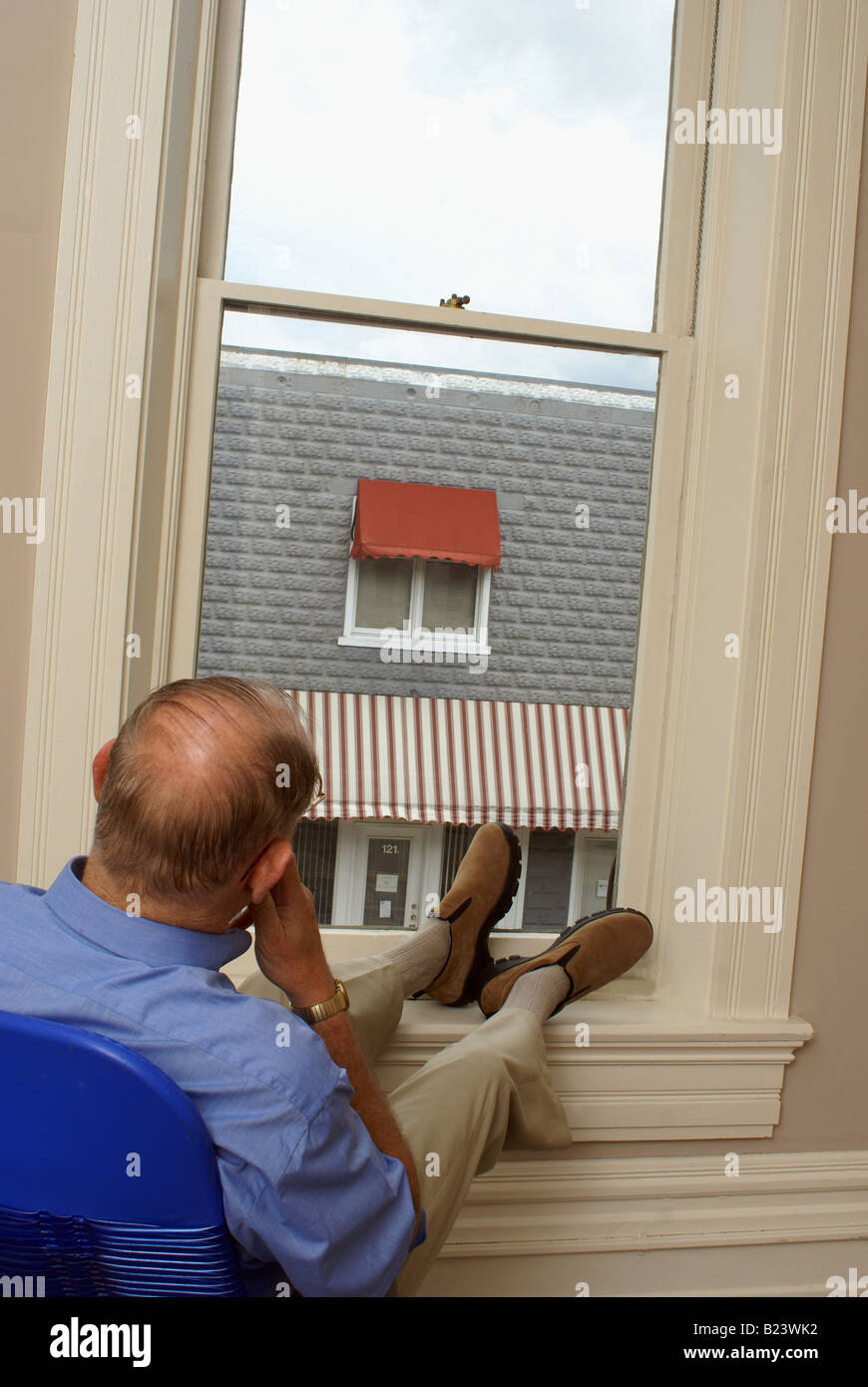 Guardare fuori dalla finestra Foto Stock