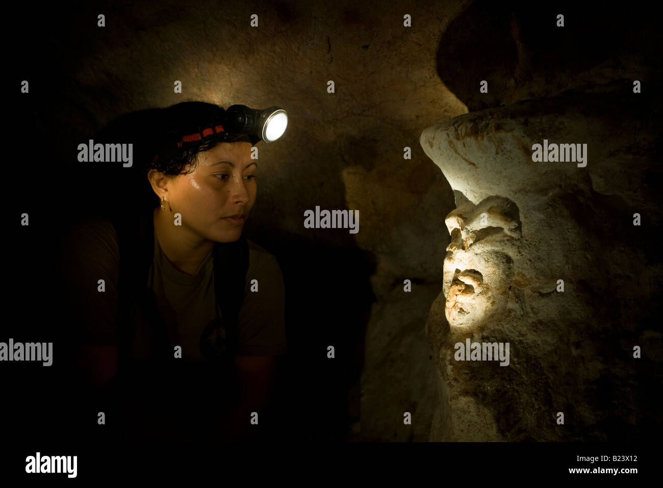Maya di figura nella caverna sotterranea, il Belize. Foto Stock