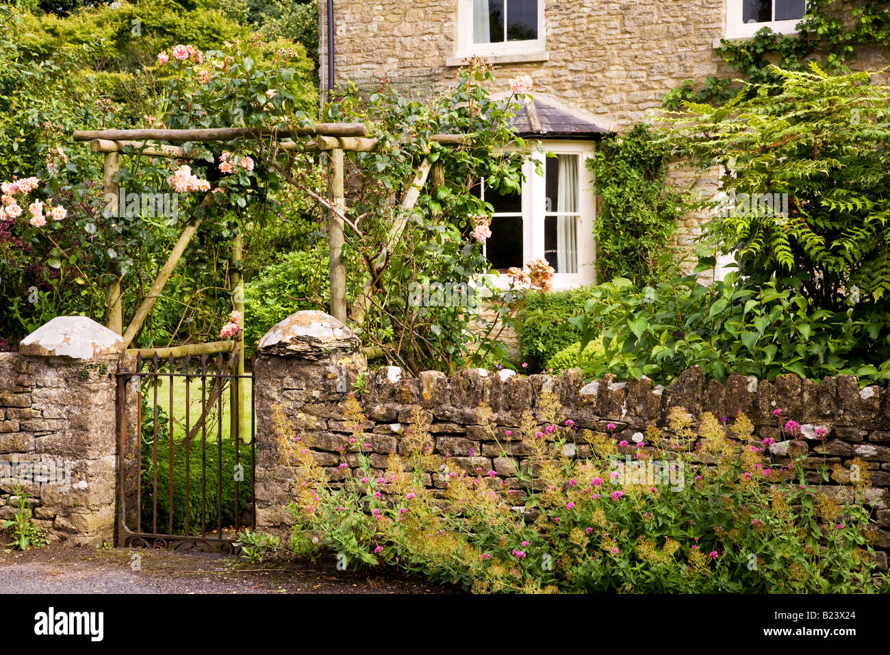 Un grazioso paese di lingua inglese cottage del villaggio Costwold di Ashton Keynes, Wiltshire, Inghilterra, Regno Unito Foto Stock