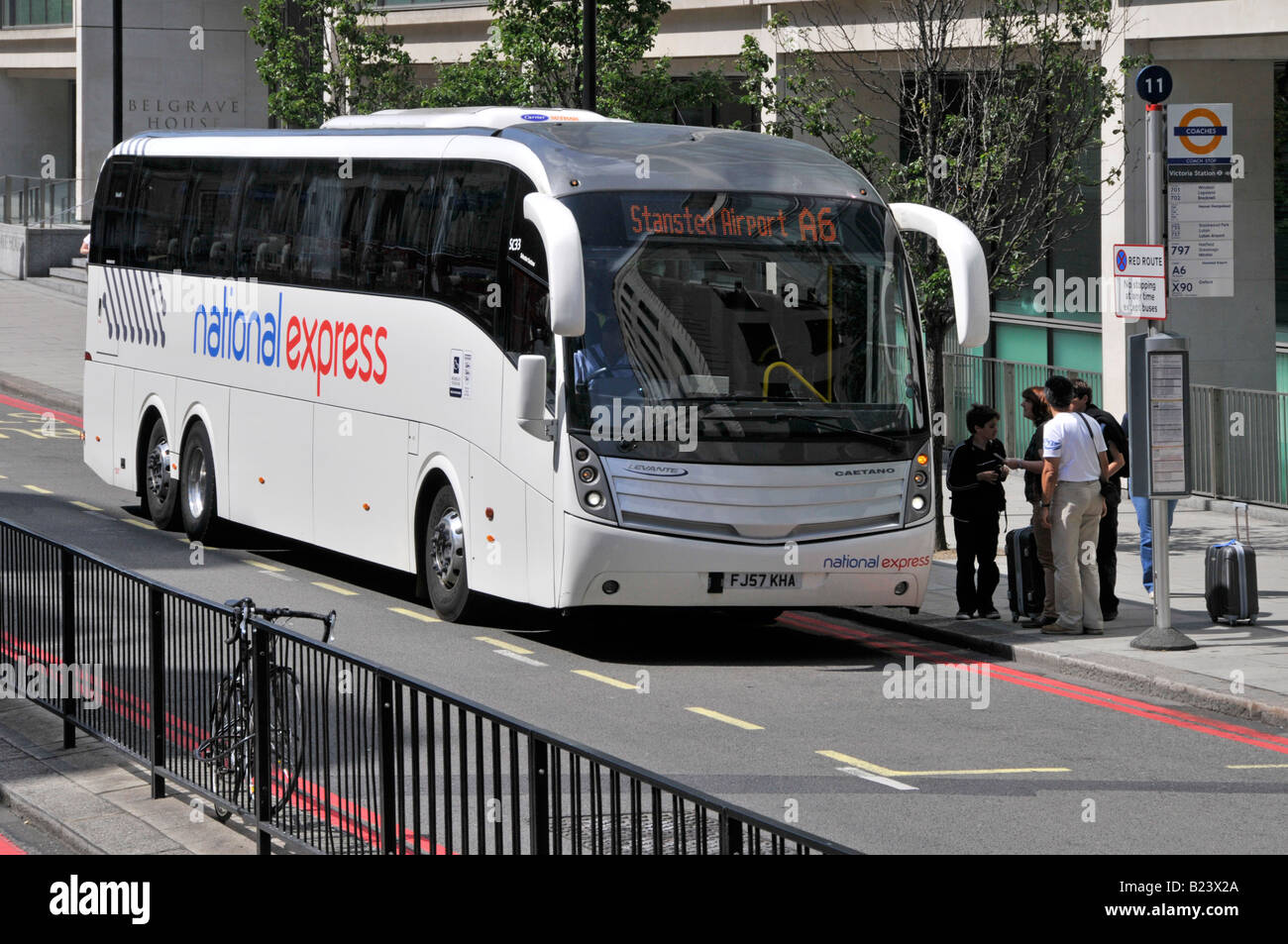 Fermata bus con autobus National Express prelevare i passeggeri Foto Stock