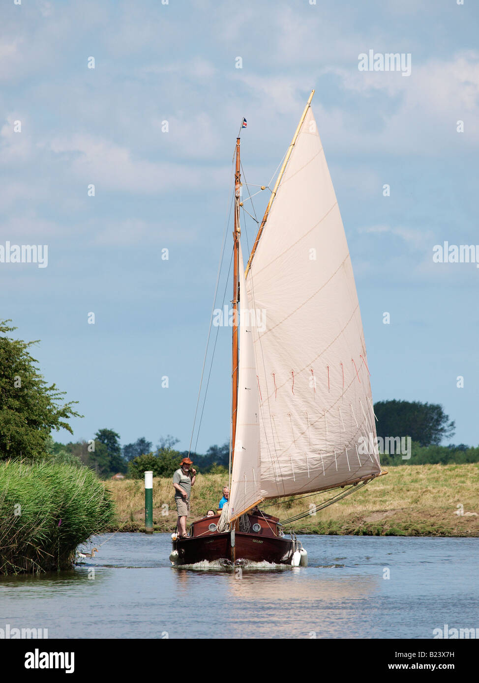 In legno barca a vela da cacciatori ludham cantiere sul fiume bure vicino a St benets abbey norfolk Foto Stock