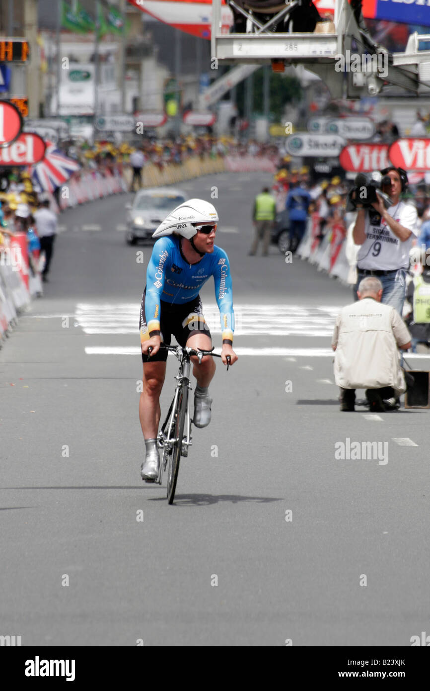 Ciclista britannico Mark Cavendish della Columbia cycling team al traguardo del 2008 a Tour de France time trial in Cholet Foto Stock
