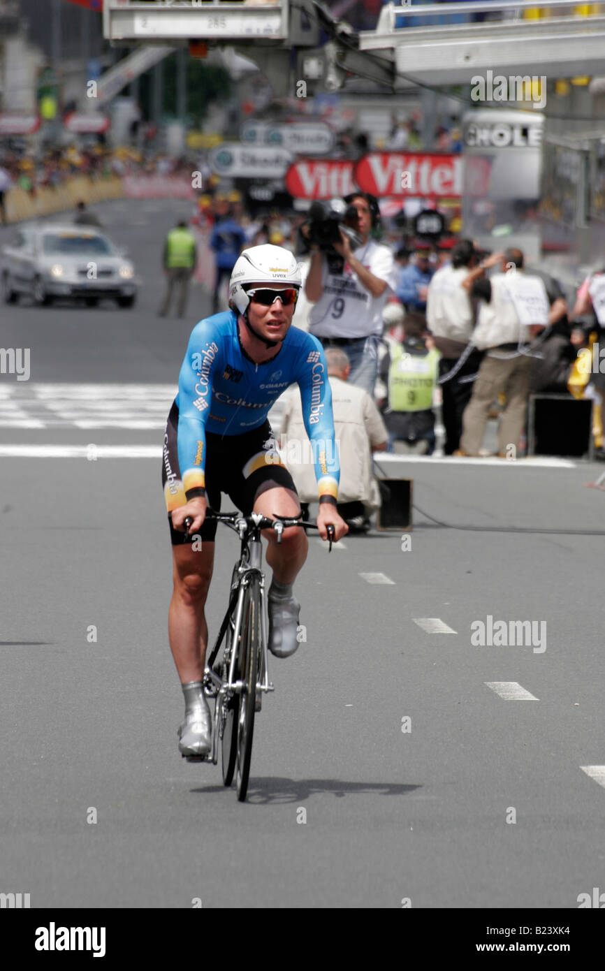 Ciclista britannico Mark Cavendish della Columbia cycling team al traguardo del 2008 a Tour de France time trial in Cholet Foto Stock