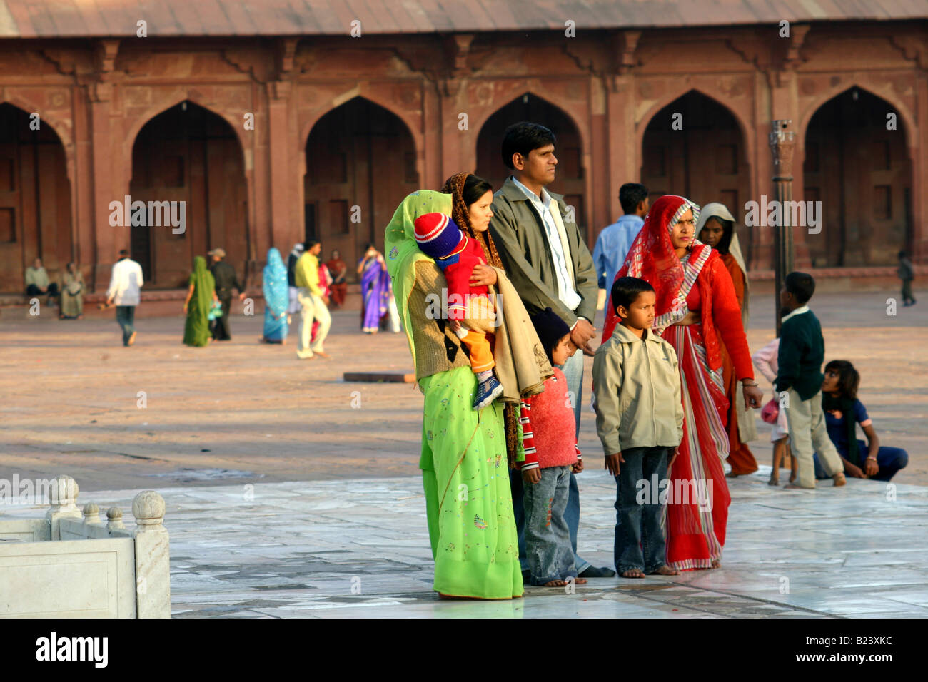 Famiglia guardando la Fatehpur Sikri fort, Uttar Pradesh, India Foto Stock