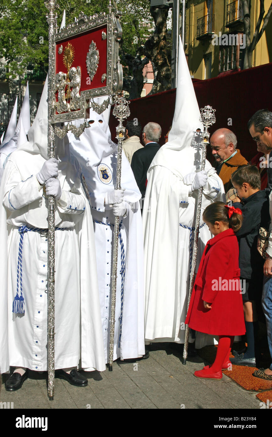 Fraternità religiosa a Semana Santa parade, Siviglia, Spagna Foto Stock