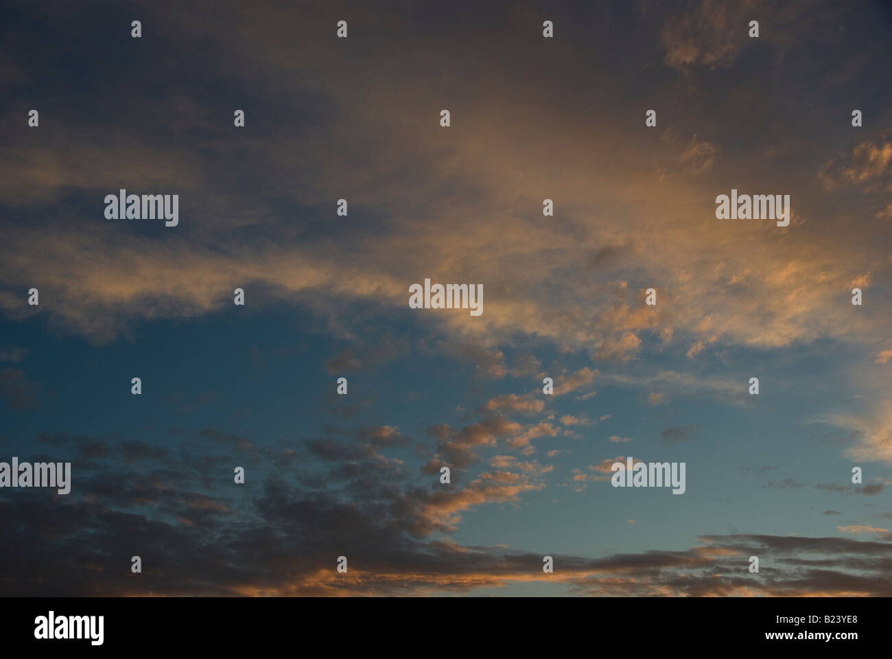 Il finlandese il sole di mezzanotte colori le nuvole con bei colori Foto Stock