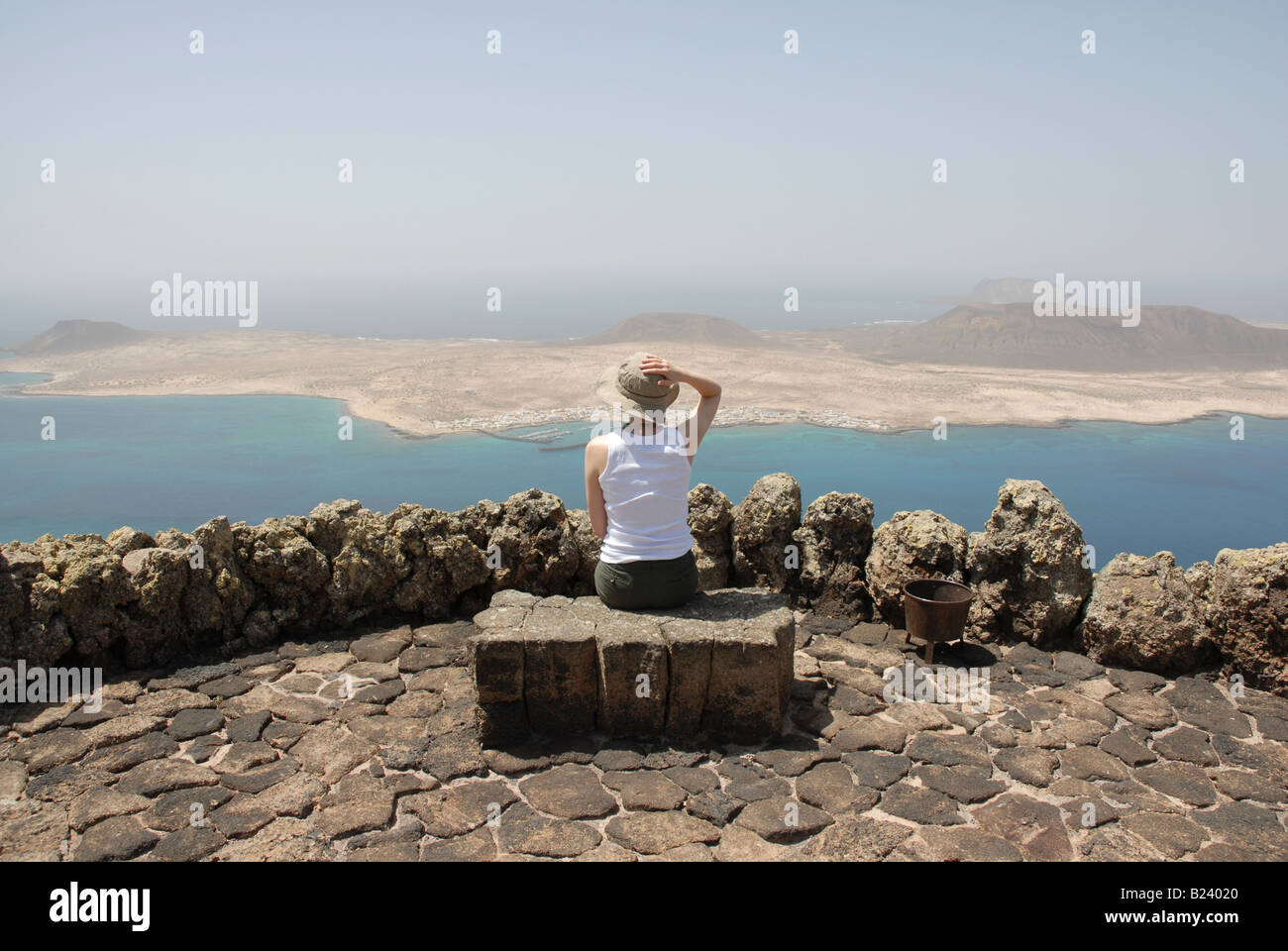 Un turista gode della vista spettacolare di Isla de la Graciosa, dal Mirador del Rio a Lanzarote. Foto Stock