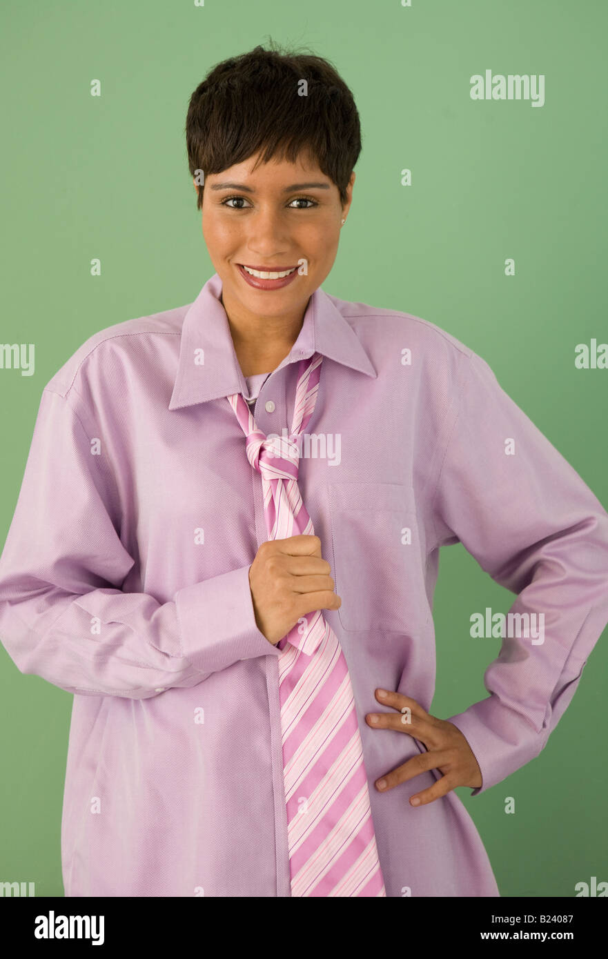 Donna che indossa grandi uomini rosa breve e tirante Foto Stock