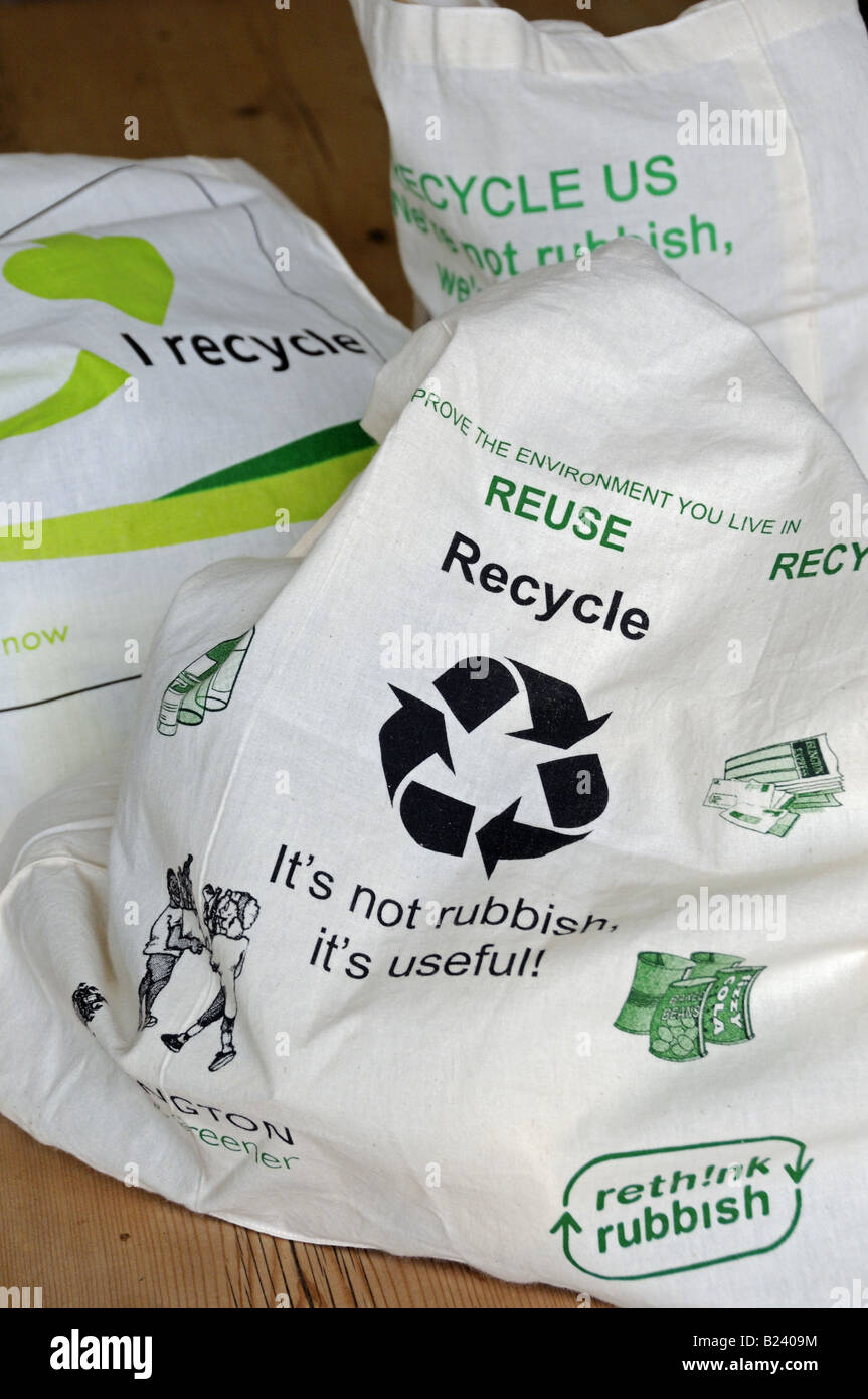 Shopping in sacchetti riutilizzabili sul tavolo da cucina, rifiuti zero Foto Stock