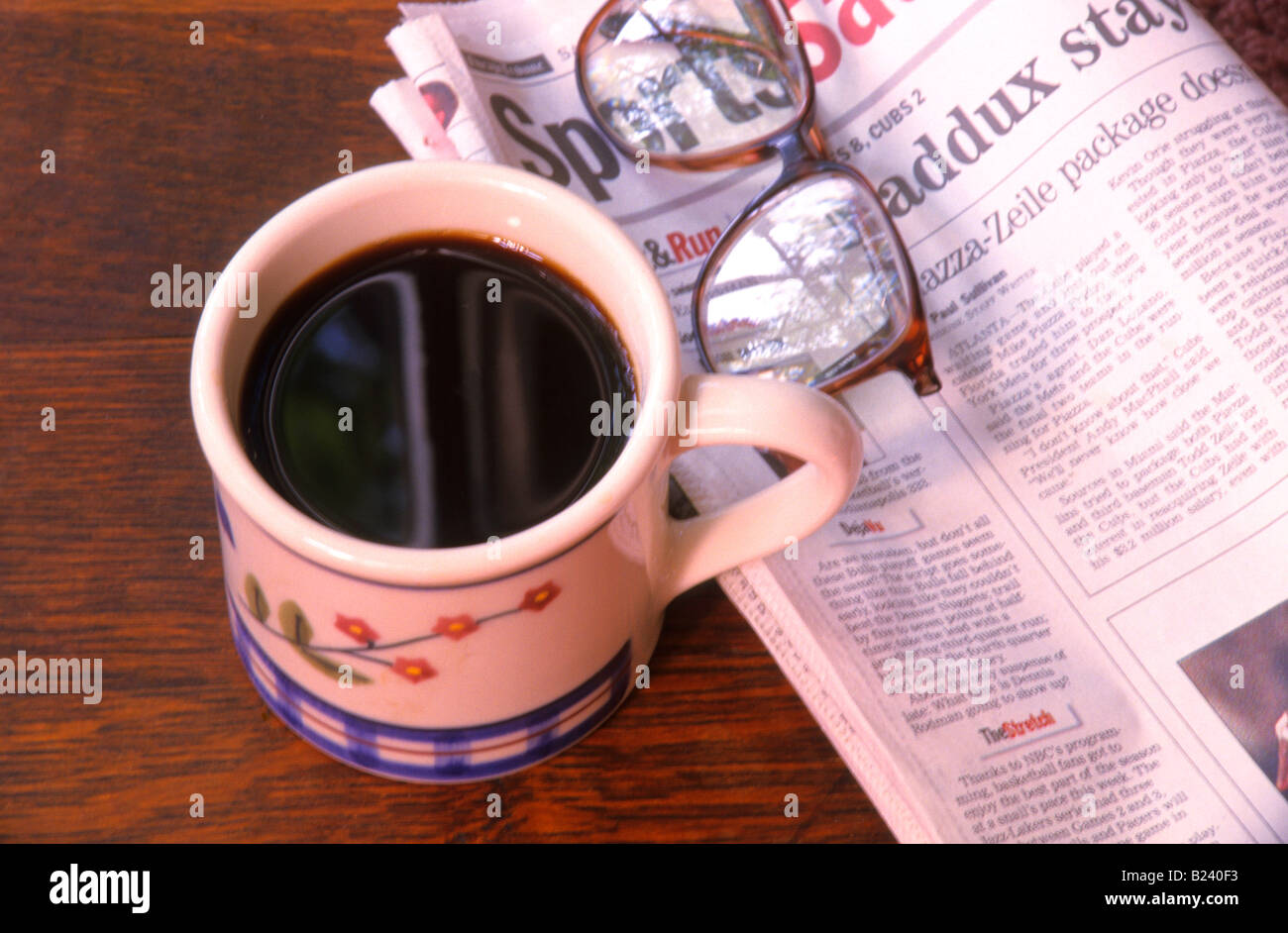 Tazza di caffè giornale sezione sport occhiali still life Foto Stock