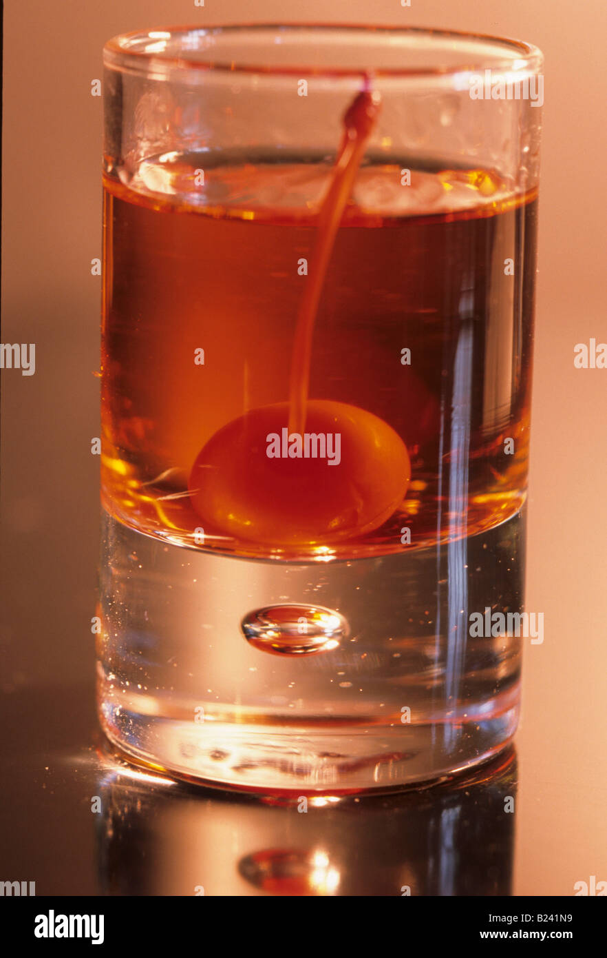 CLOSE UP CHERRY nel colpo di vetro LIQUORI Foto Stock