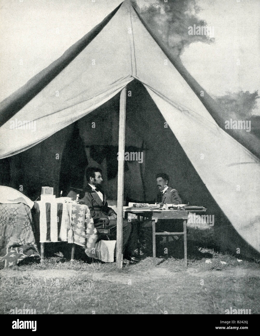 Lincoln e il generale McClellan nel quartier generale di quest'ultimo due settimane dopo Antietam - phot preso da Brady Foto Stock