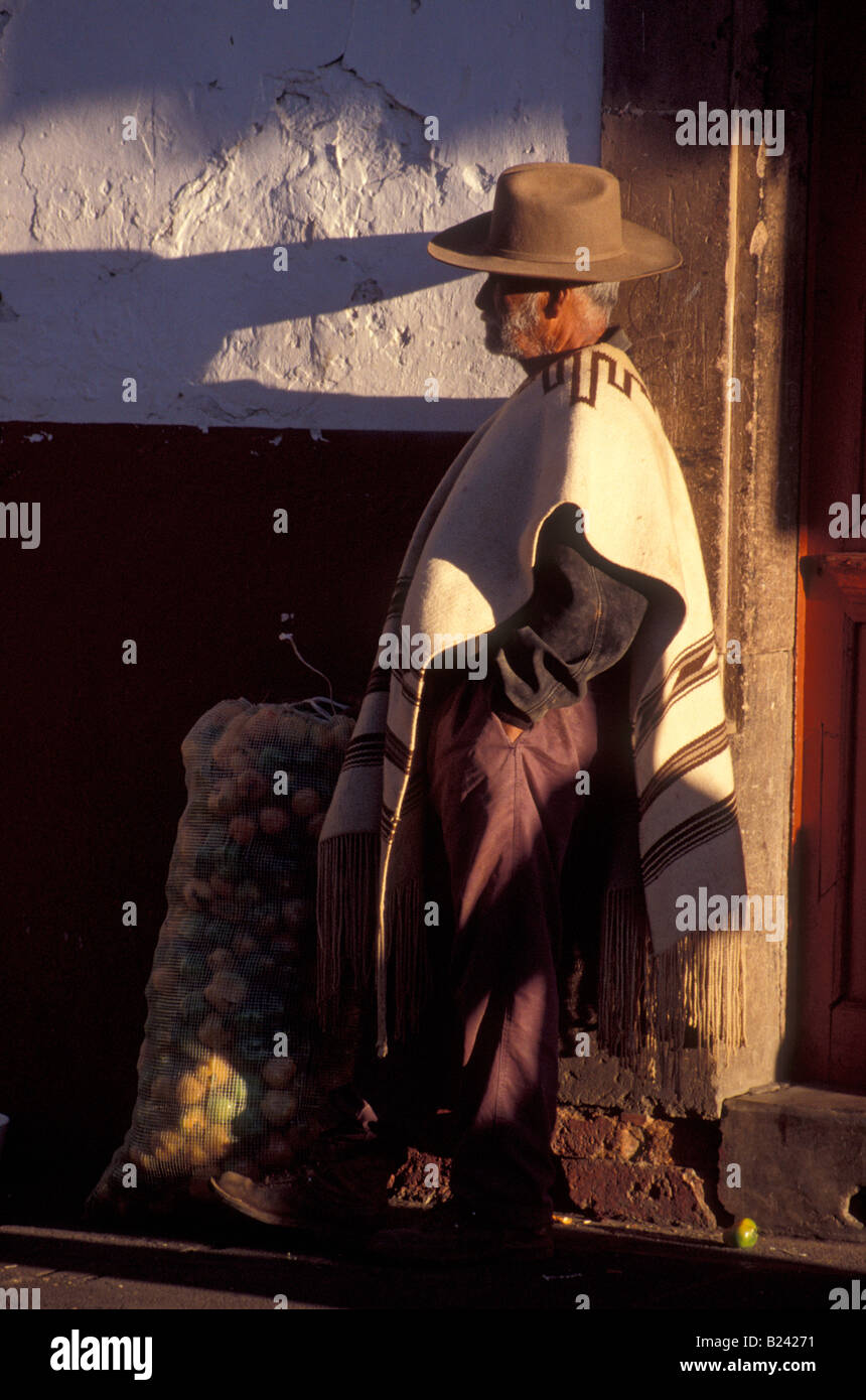 Uomo che indossa un poncho messicano, Patzcuaro Michoacan,, Messico Foto Stock