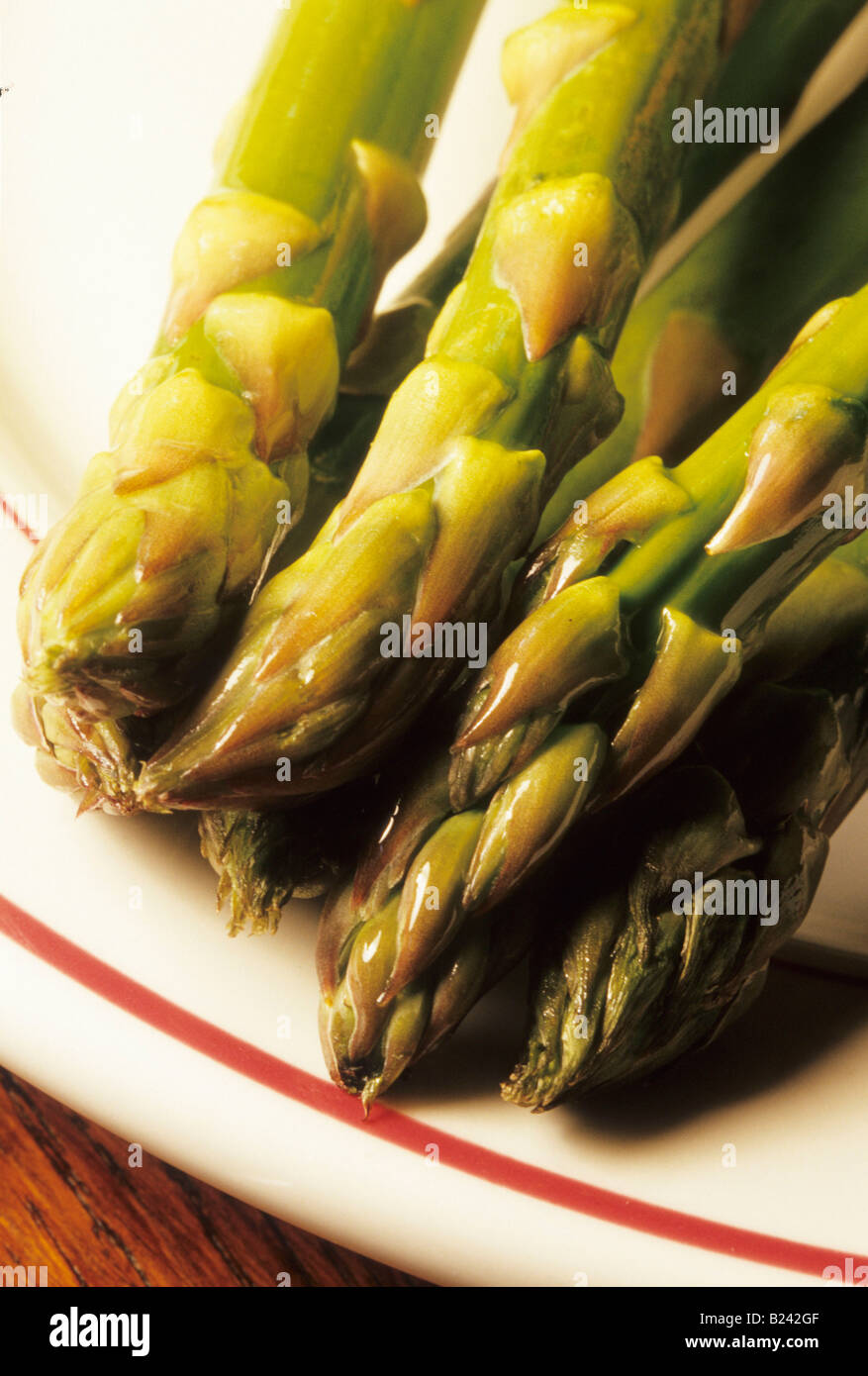 CLOSE UP Asparagi cotti ortaggi verdi Foto Stock
