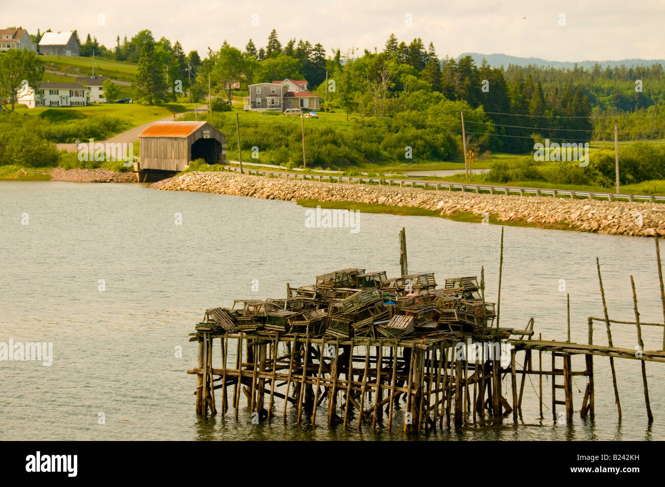 Canada New Brunswick ponte coperto in legno e vecchi dock di pesca vicino Hampton Baia di Fundy Foto Stock