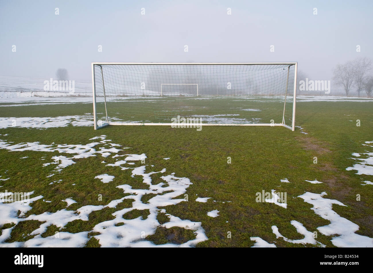 Campo di calcio parzialmente coperto di neve Auerbach Baviera Germania Foto Stock