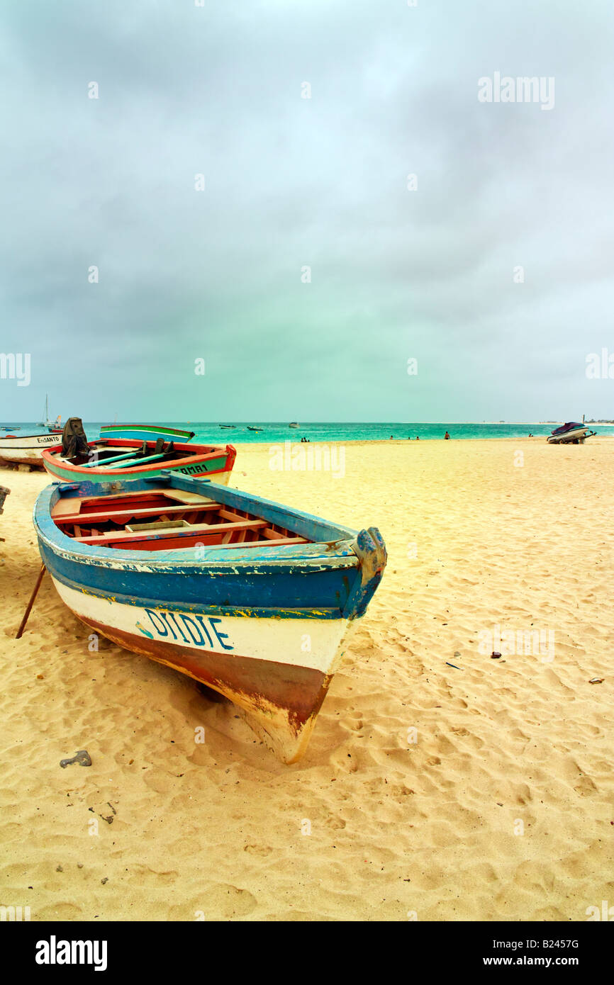 Barca sulla spiaggia di Santa Maria a Sal nelle isole di Capo Verde Foto Stock