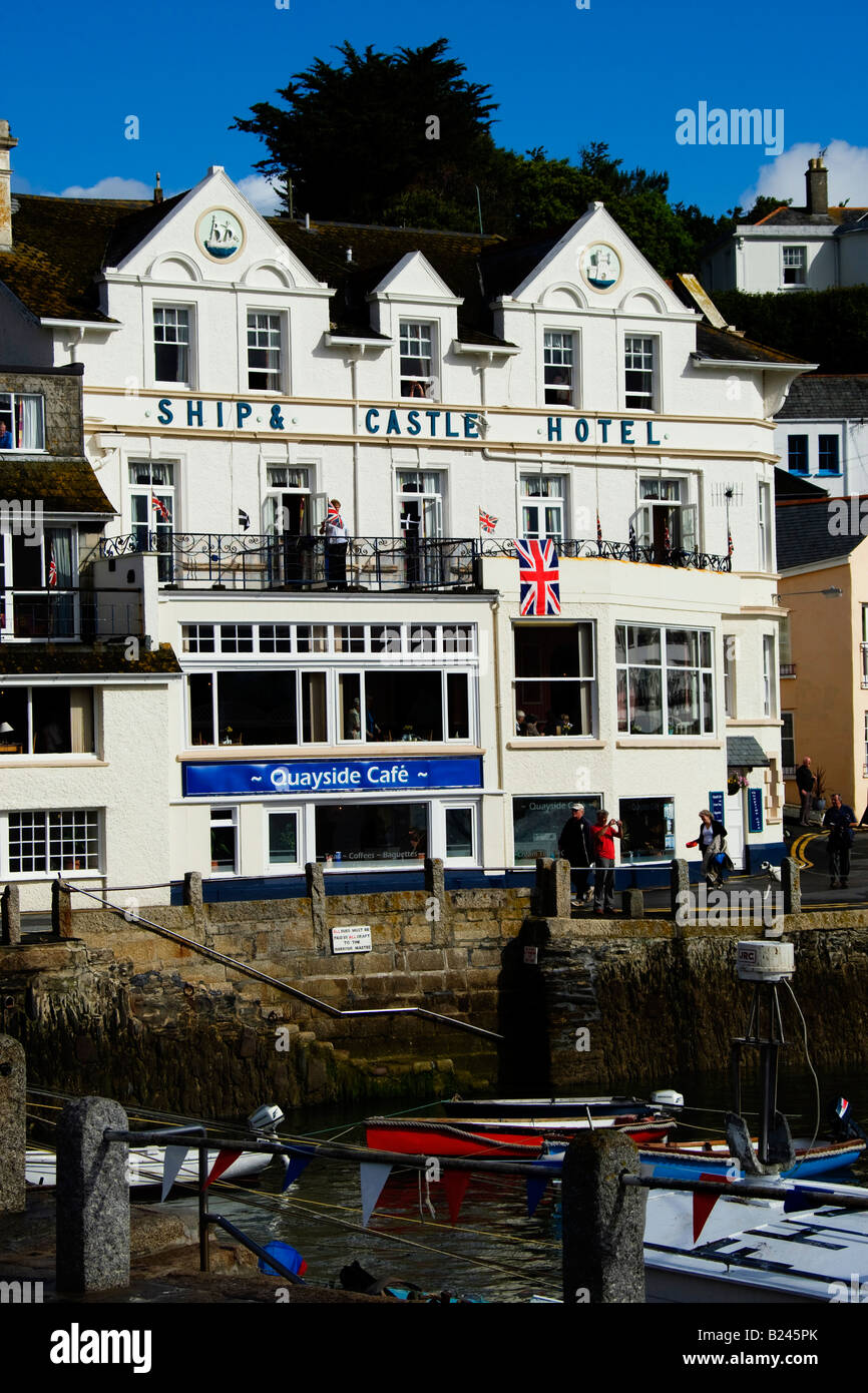 La nave e il Castle Hotel e Queyside Cafe presso il porto di St Mawes Cornwall Regno Unito Foto Stock