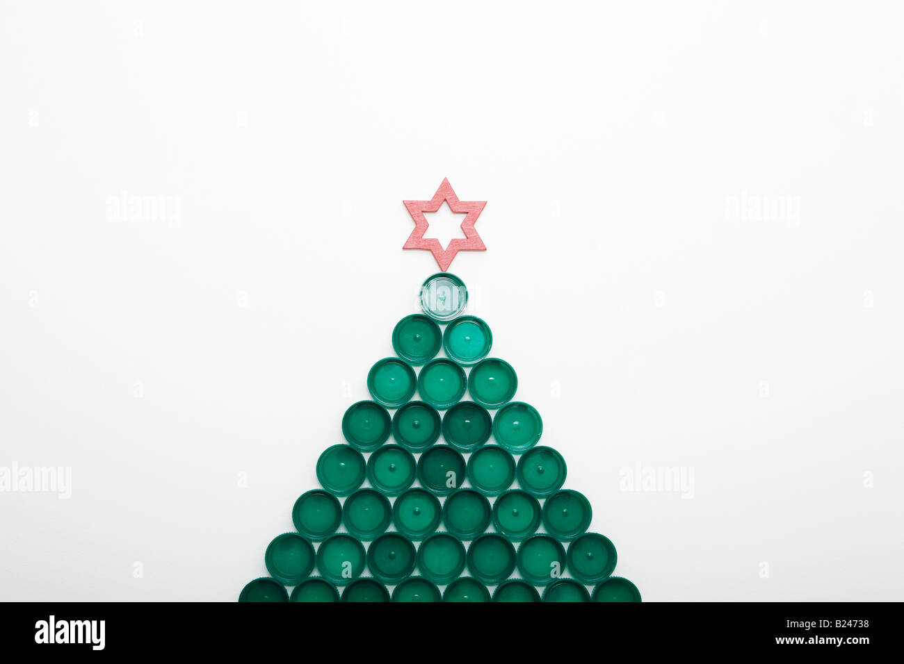 Un albero di Natale fatto di tappi di bottiglia Foto stock - Alamy