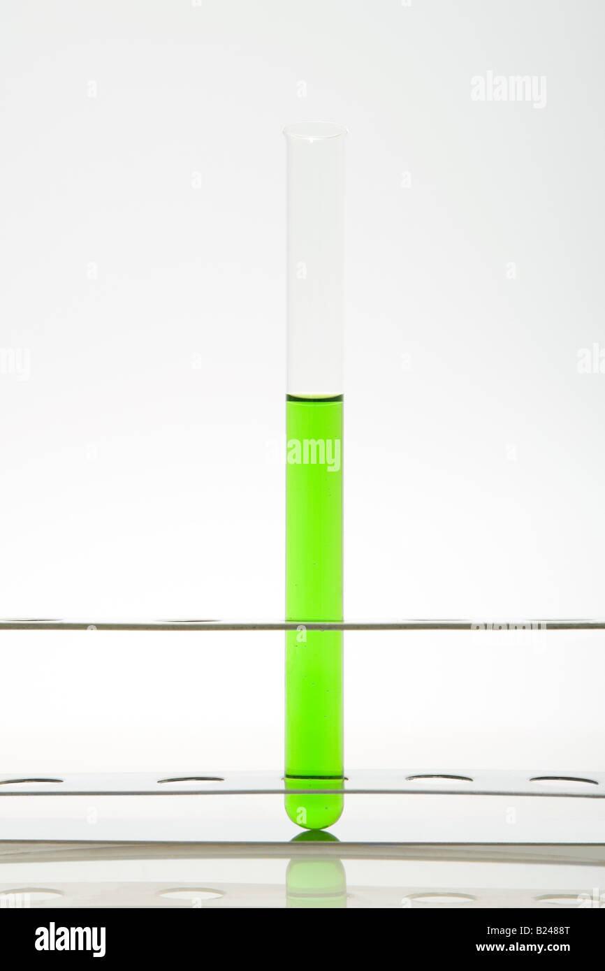 Liquido verde in un tubo di prova Foto Stock