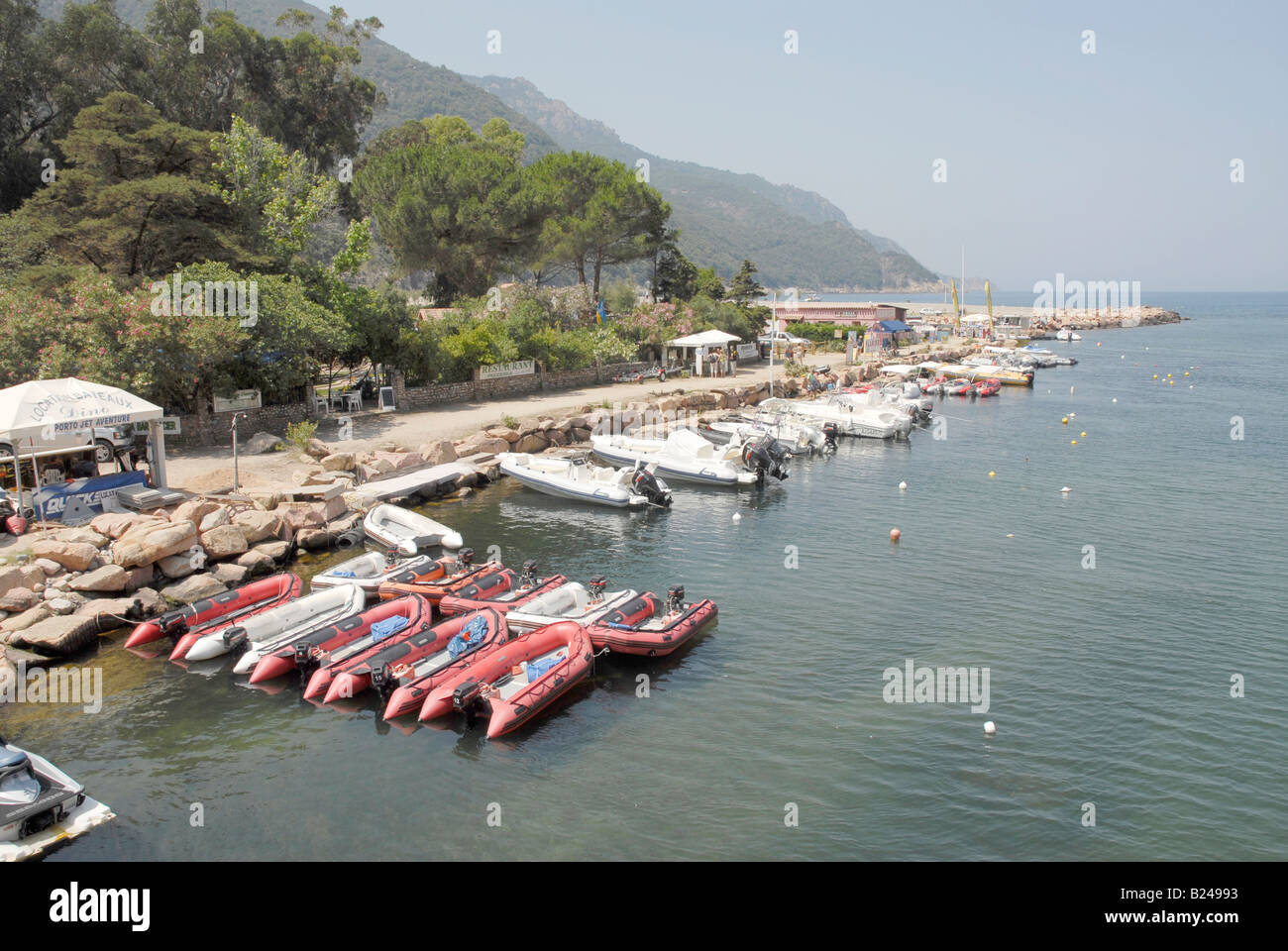 Porto sulla mezza costa nord occidentale della Corsica Foto Stock