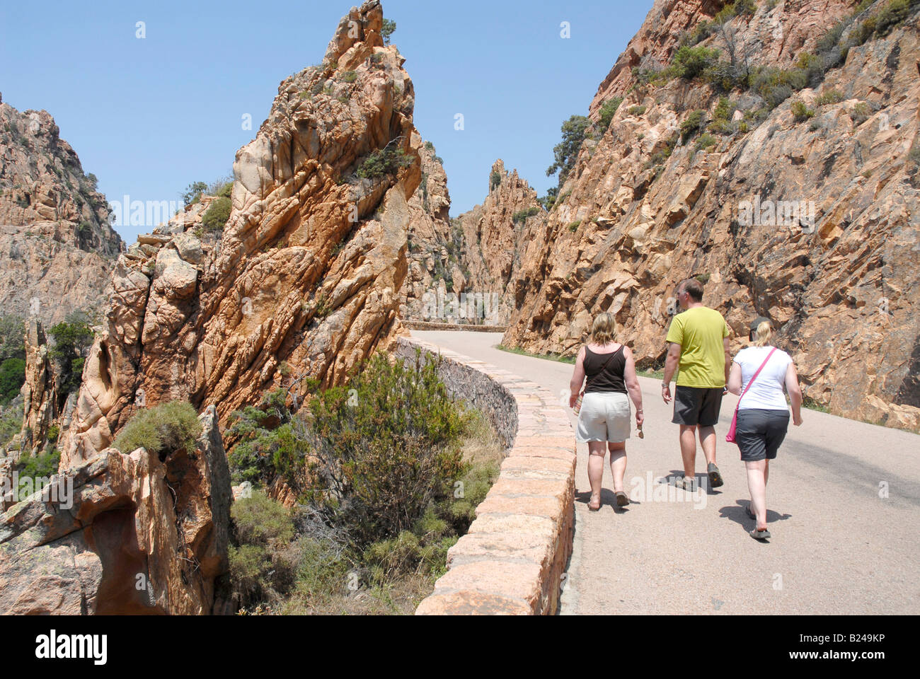 Visitatori e turisti a piedi attraverso la strada di montagna del nord western Corsica Foto Stock