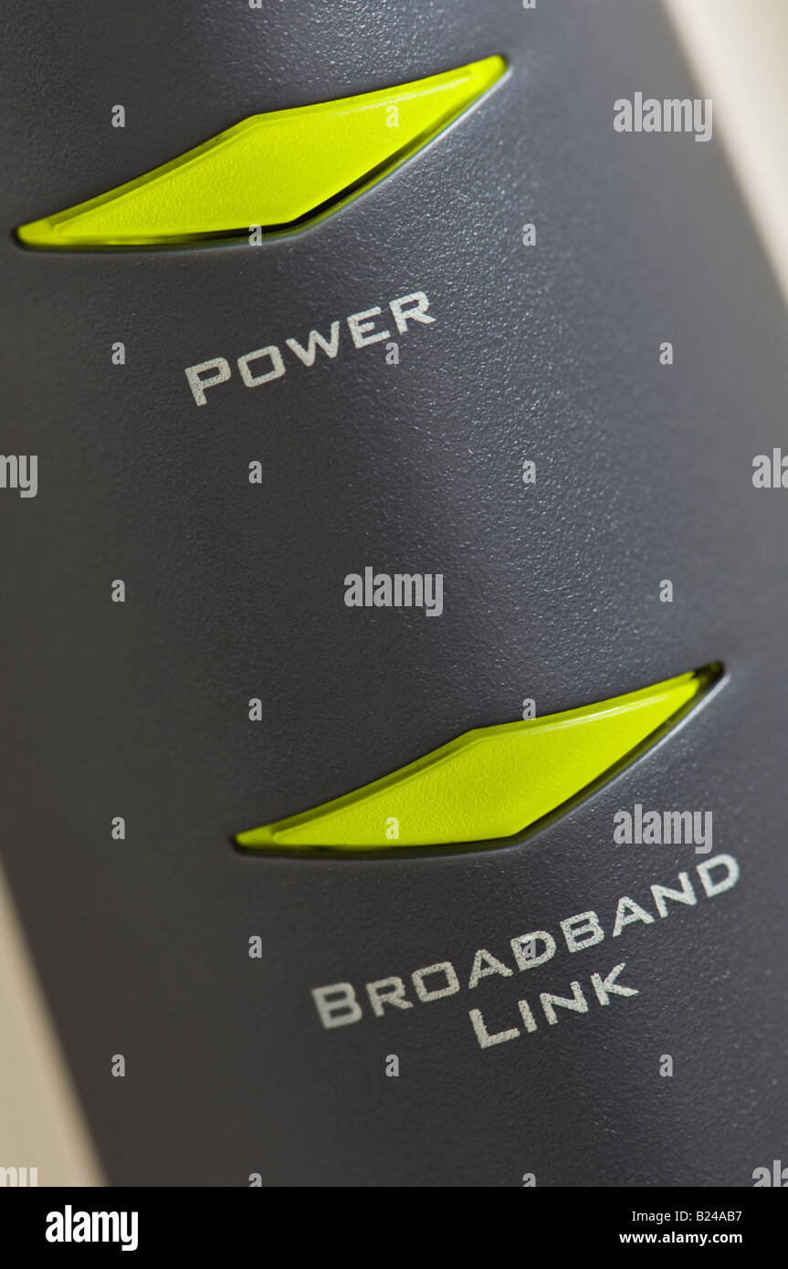 Macro shot di broadband router internet con alimentazione e collegamento a banda larga su indicatori. Foto Stock