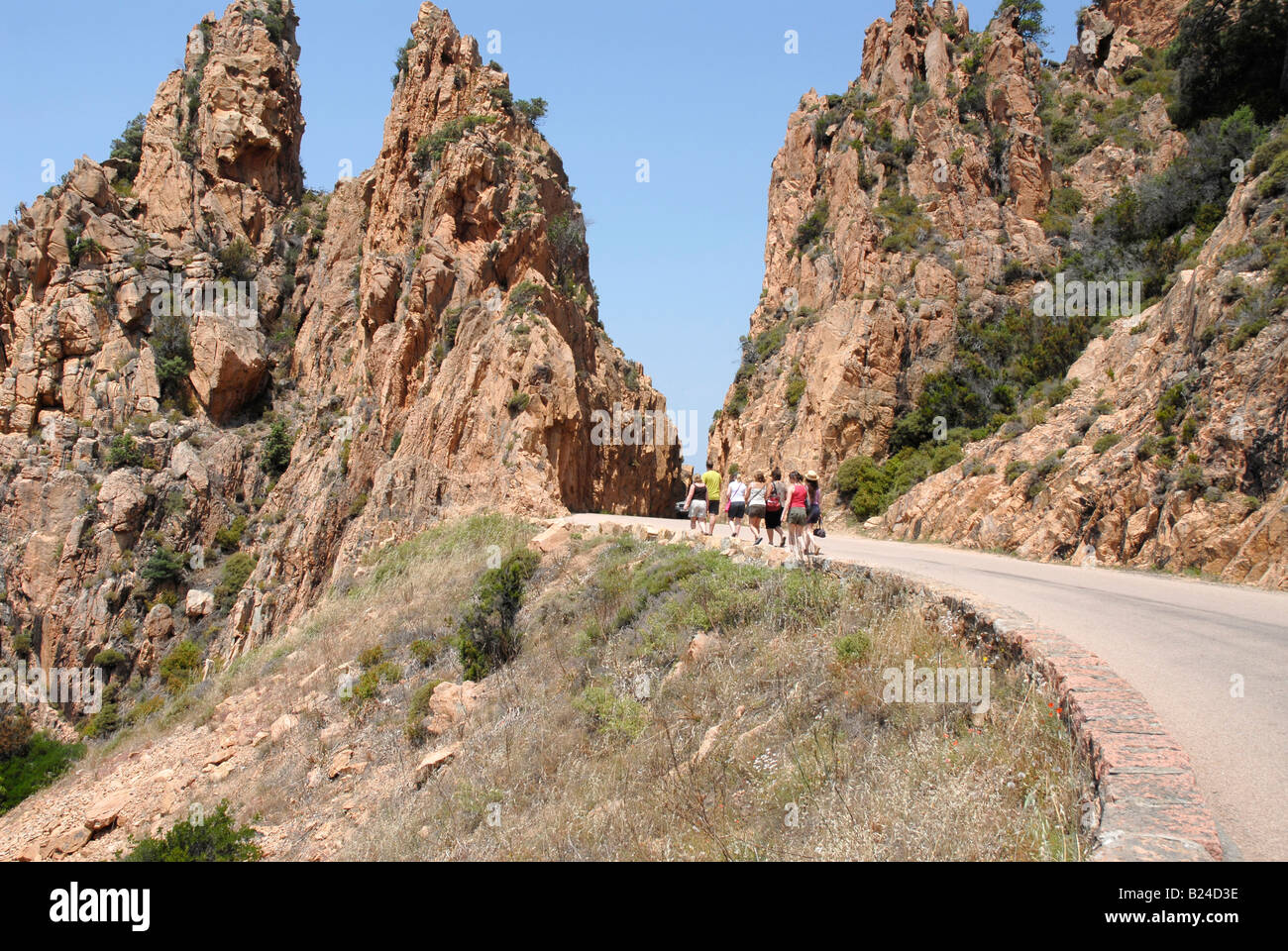 Visitatori e turisti a piedi attraverso la strada di montagna del nord western Corsica Foto Stock