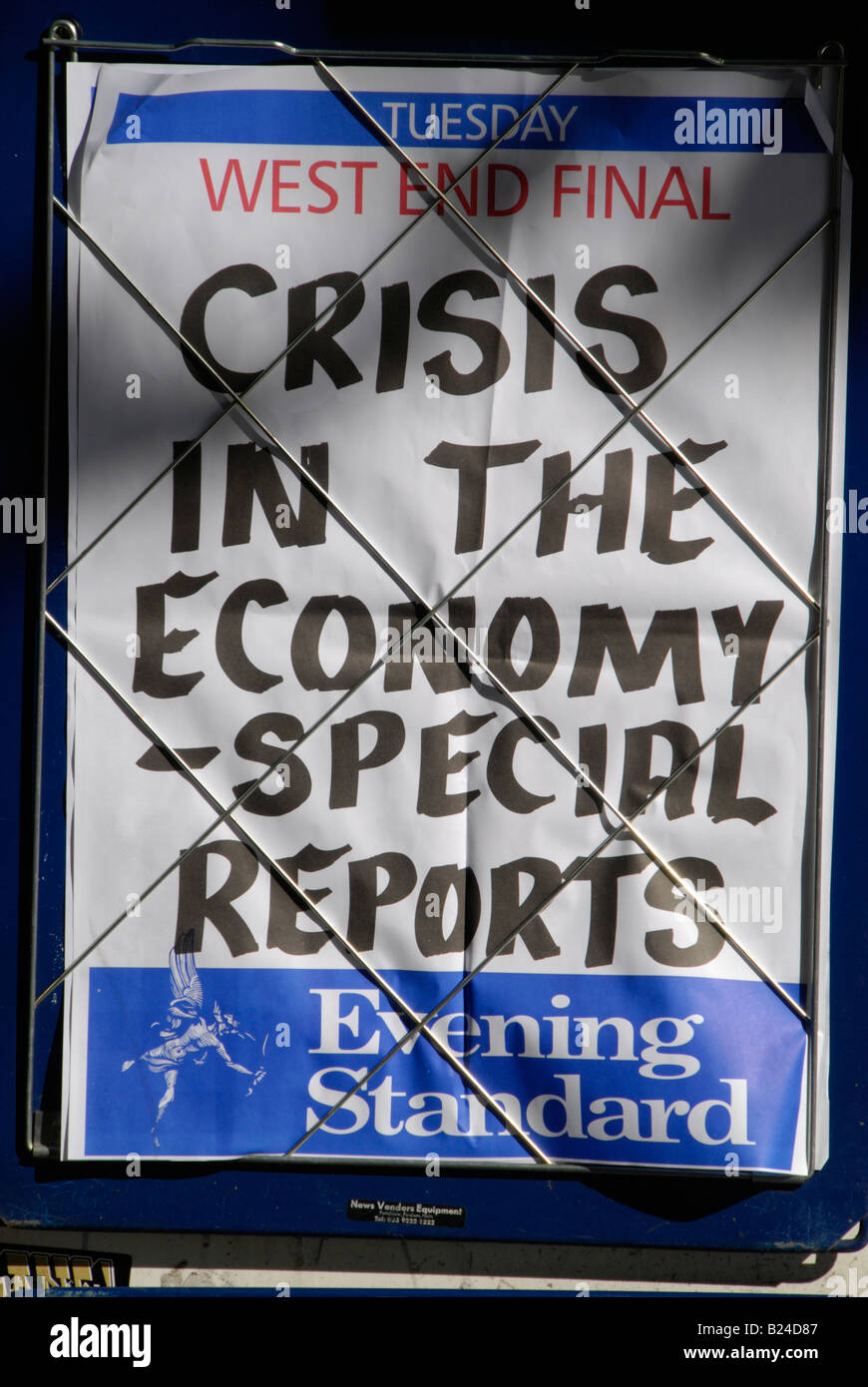London Evening Standard billboard mostra headline circa una crisi dell'economia Foto Stock
