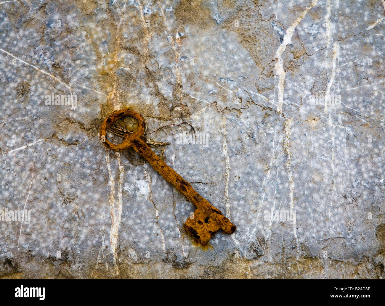 Chiave di ruggine sul granito. Foto Stock