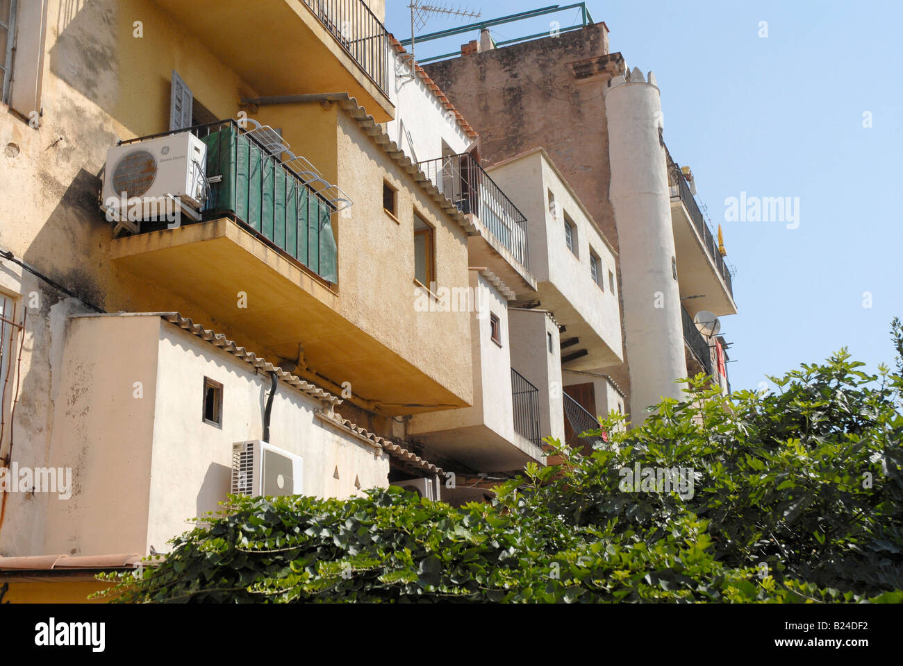 Il lazy ombrosi vicoli di Calvi in Corsica del Nord Foto Stock