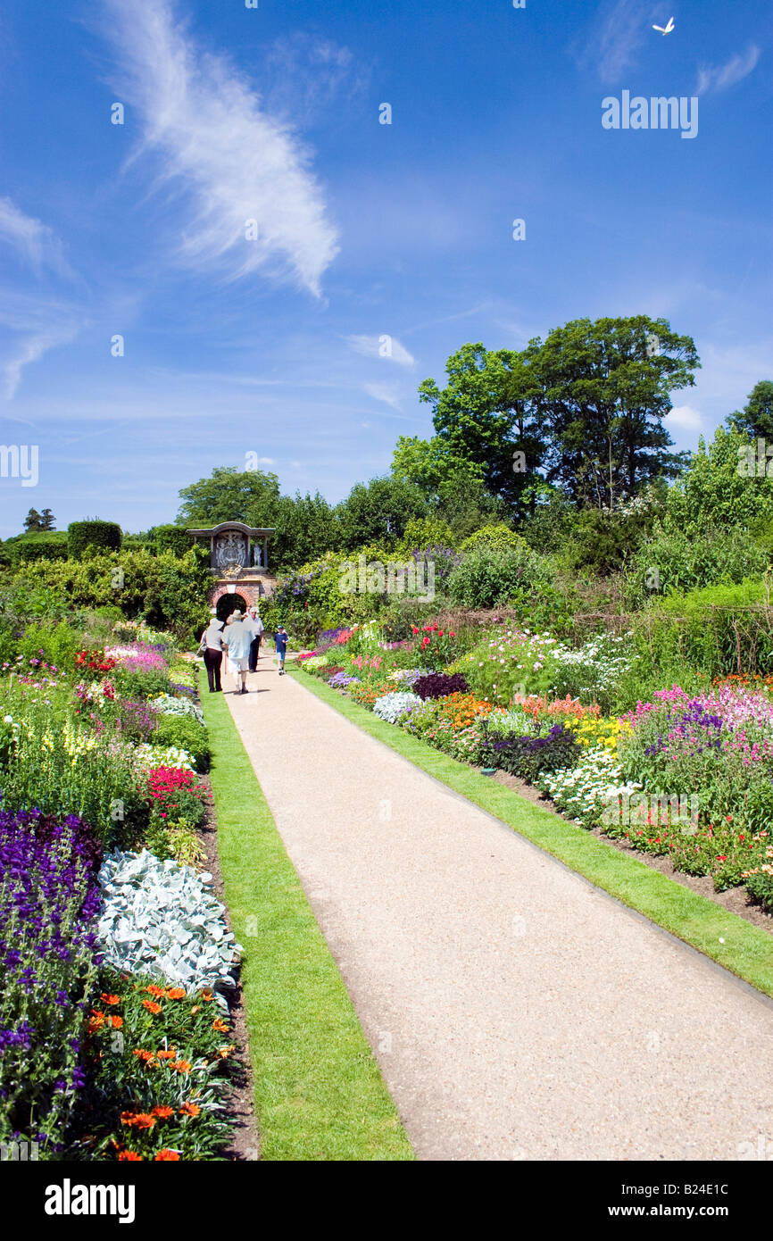Una formale walled garden Foto Stock
