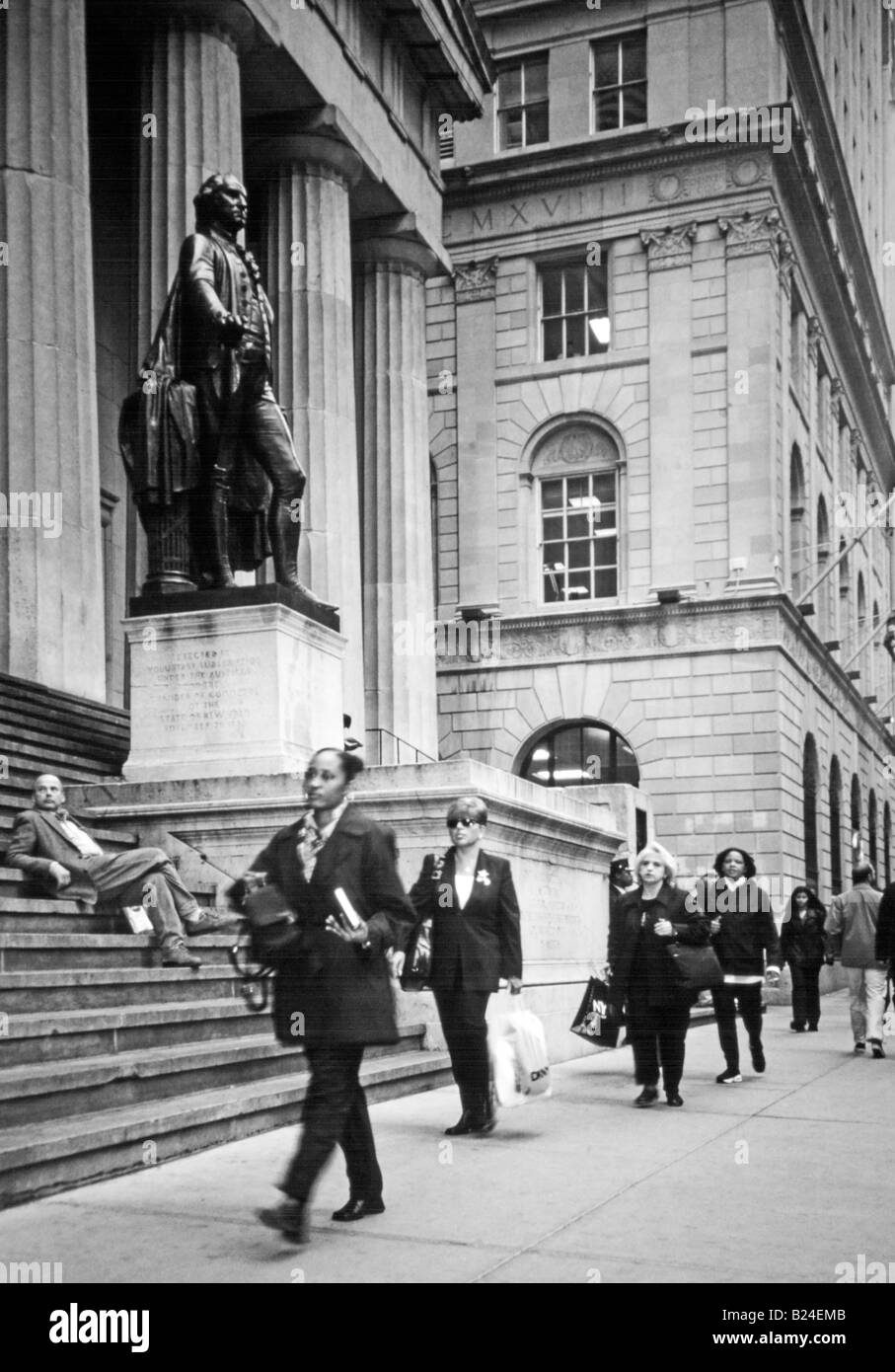 Uomo d'affari che si rilassa sui gradini sotto la statua di George Washington, Federal Hall National Memorial, Wall Street, Manhattan, New York City, New York Foto Stock