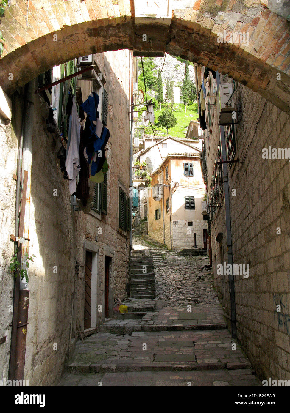 Arco in una pittoresca strada laterale nel centro storico della città di Kotor. Montenegro, Balcani Foto Stock