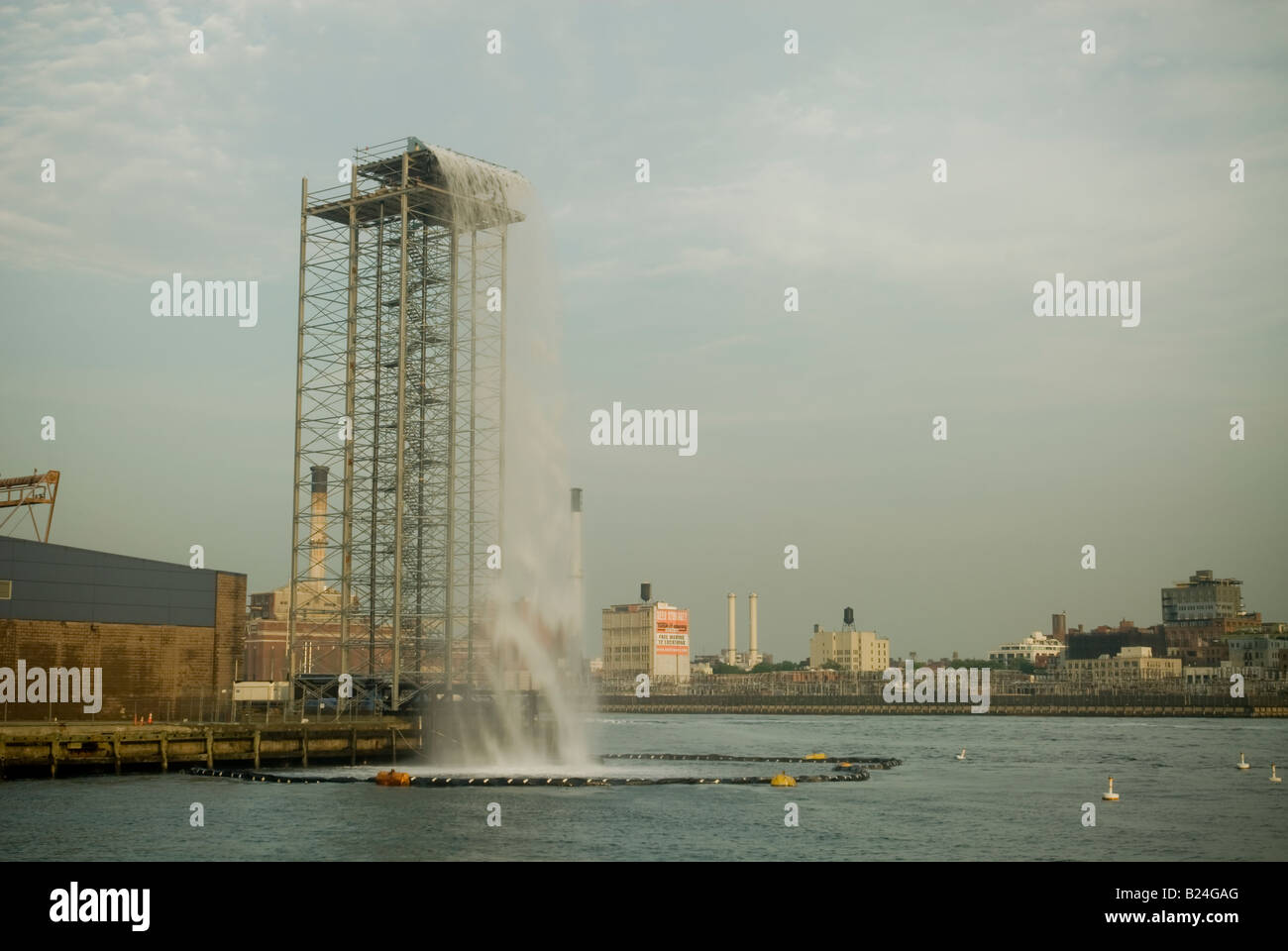 Uno di Olafur Eliasson s gigante impianti acqua sul Molo 35 sull'East River in New York Foto Stock