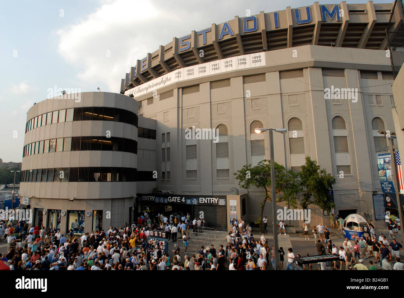 Gli appassionati di baseball di arrivare allo Yankee Stadium di New York borough Bronx Foto Stock
