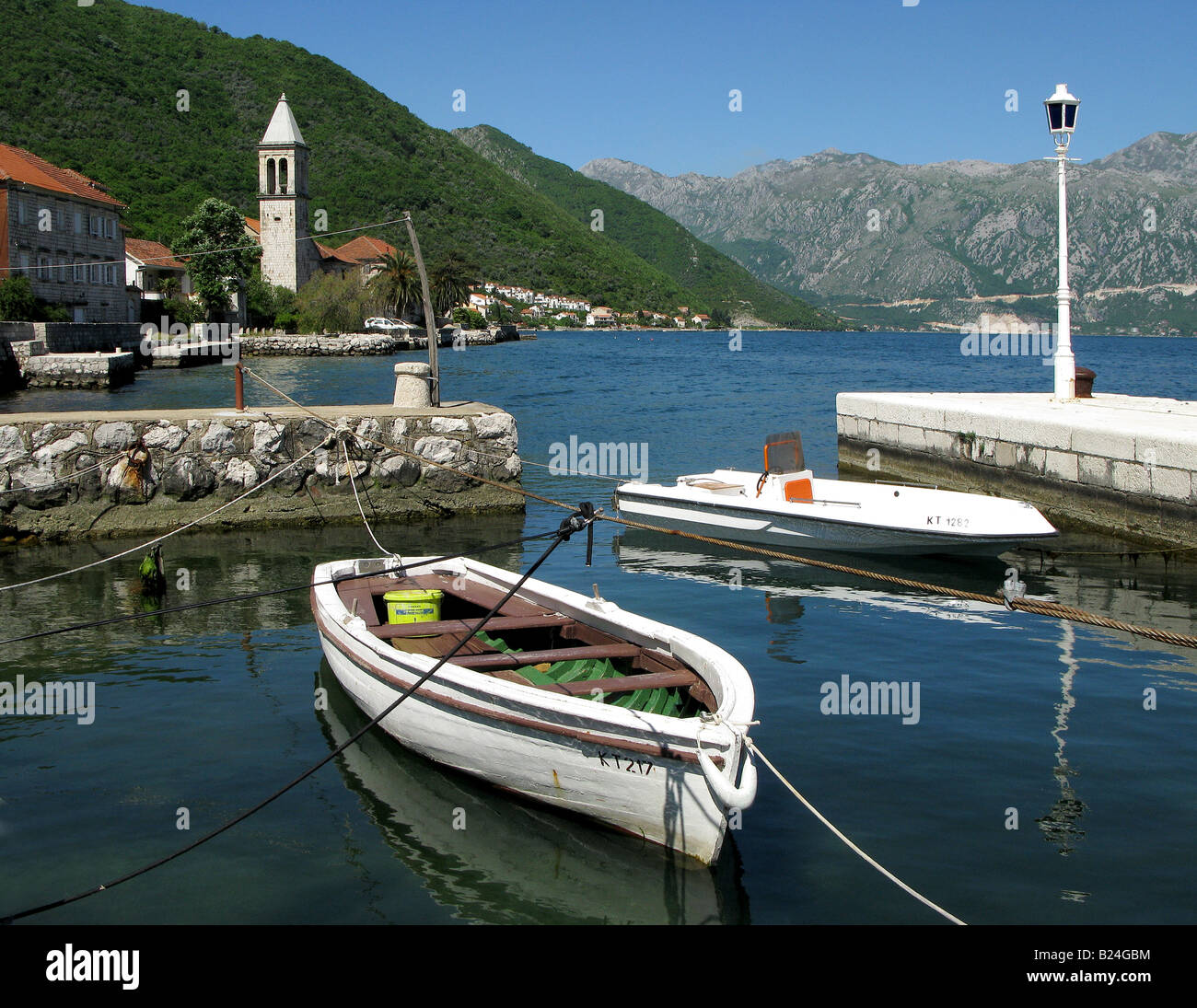 Barche sul lago villaggio nella baia di Kotorska, Kotor, Montenegro, Balcani Foto Stock