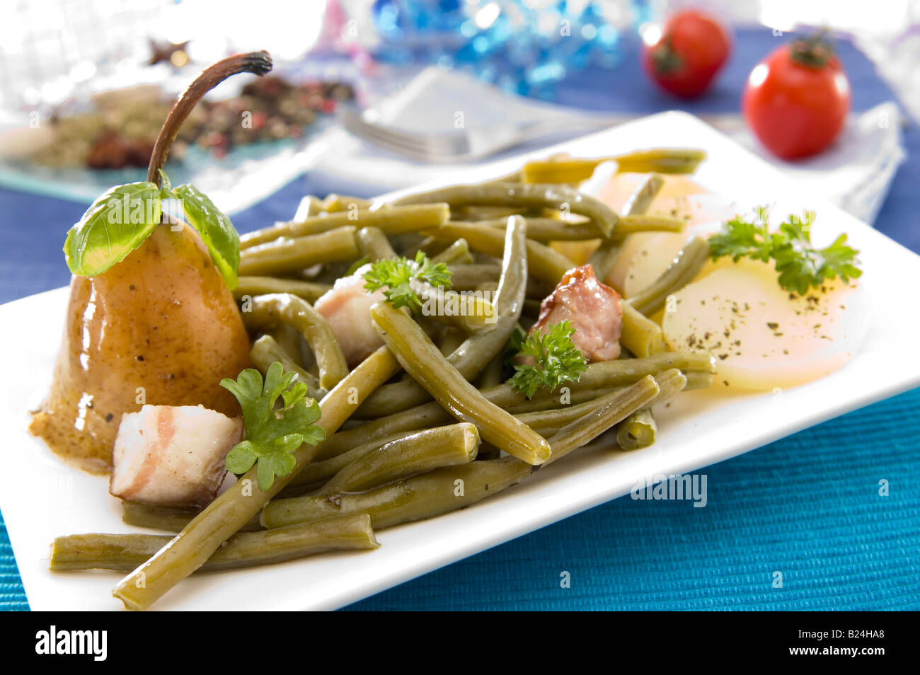 Pere fagioli e pancetta servita a fianco a fianco per ottenere la miscela preferita di agrodolce salato e affumicato Foto Stock