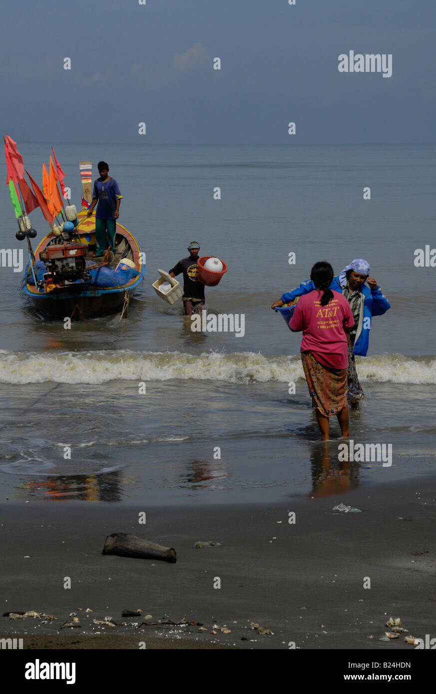 I pescatori di ritorno dopo due notti al mare , koh sakurn(Isola di maiale), trang provincia , della Thailandia Foto Stock