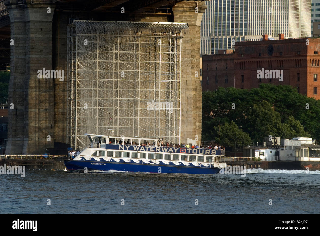 Un tour in barca passa uno di Olafur Eliasson s gigante impianti di acqua sul ponte di Brooklyn a New York Foto Stock
