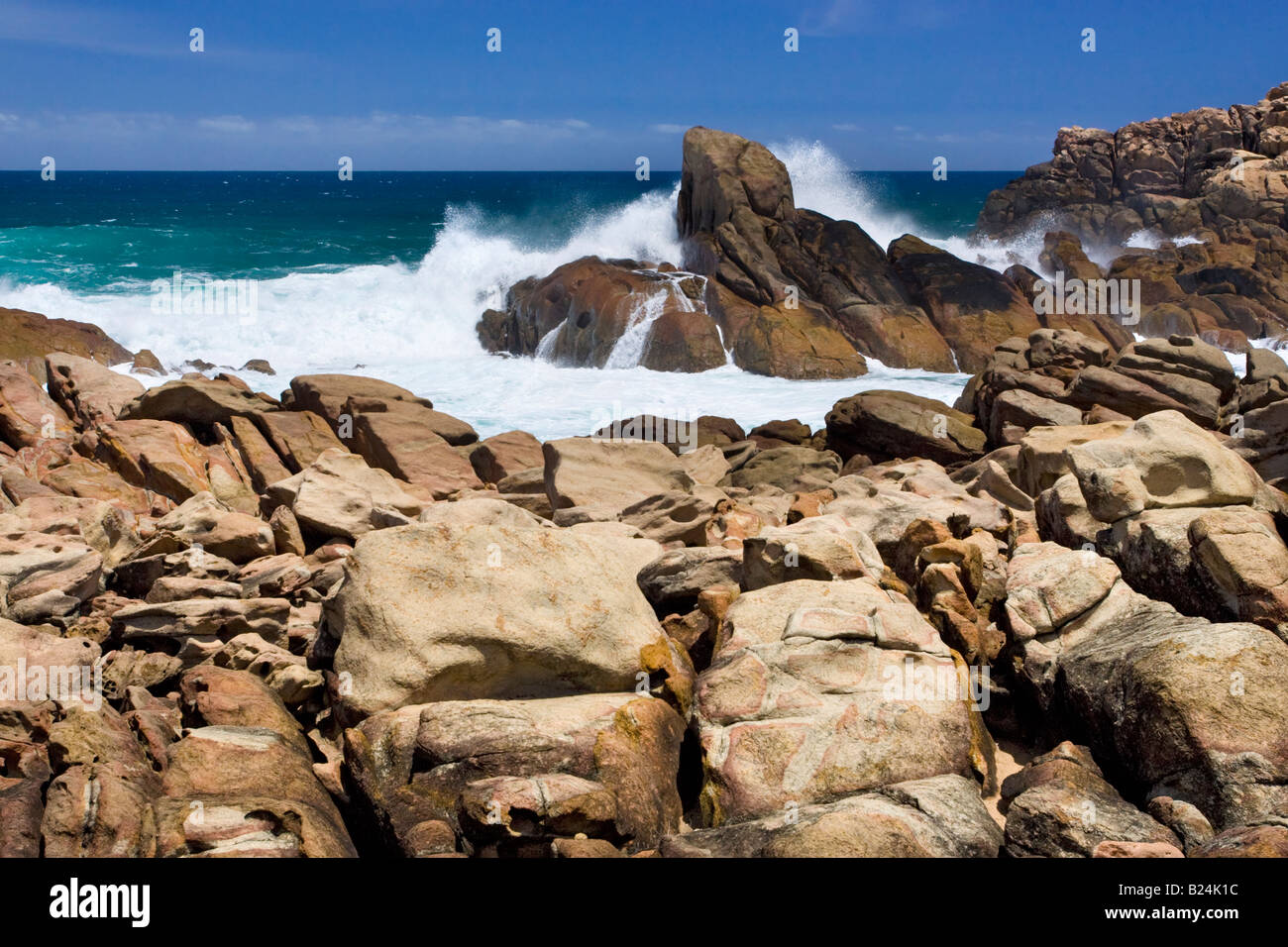 Una grande onda rottura su Canal rocce vicino Yallingup + per Dunsborough in Leeuwin-Naturaliste National Park, Australia occidentale Foto Stock