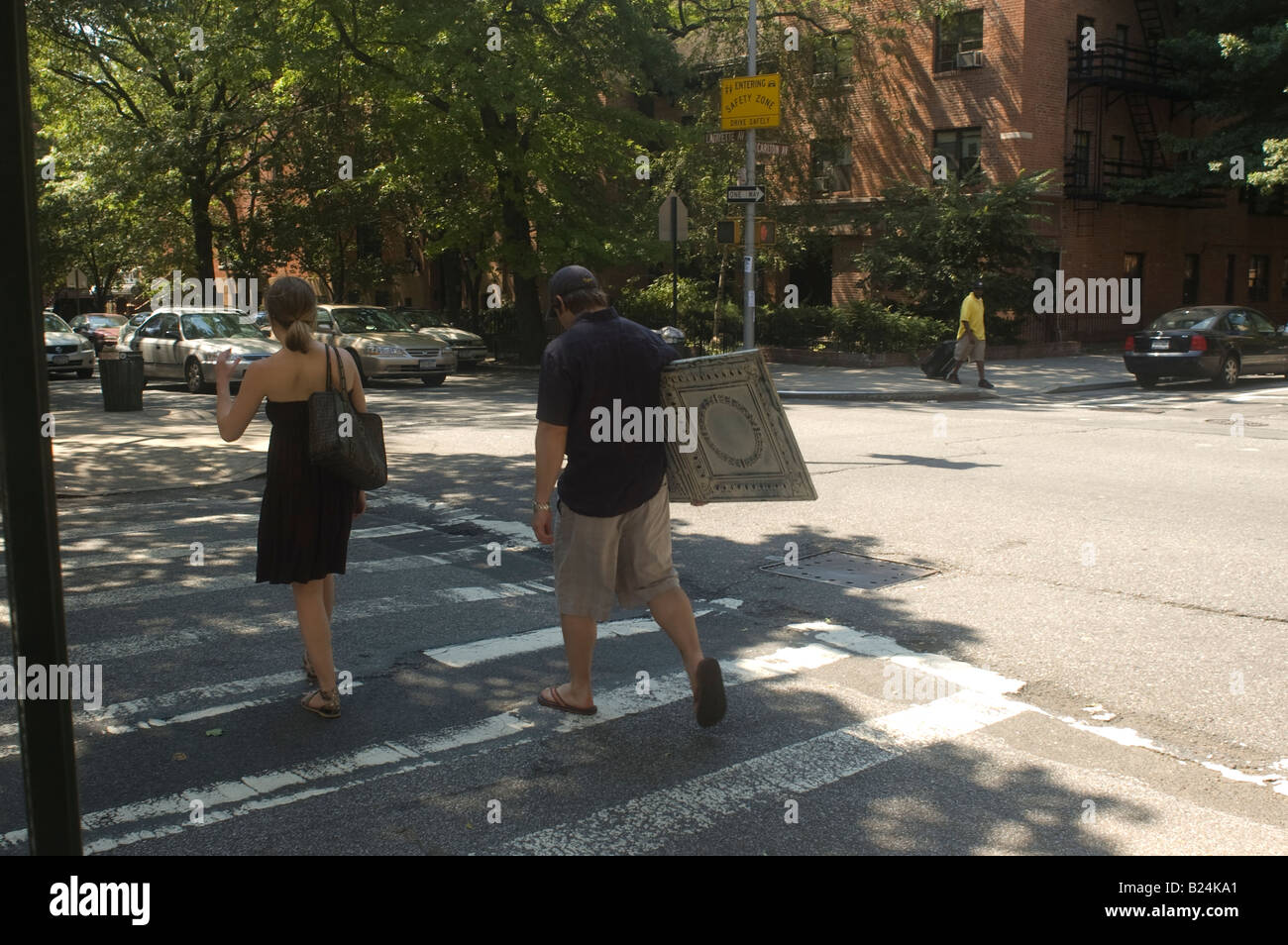 Agli acquirenti di lasciare il quartiere alla moda di Brooklyn Flea con il loro acquisto nel quartiere di Clinton Hill in New York Foto Stock