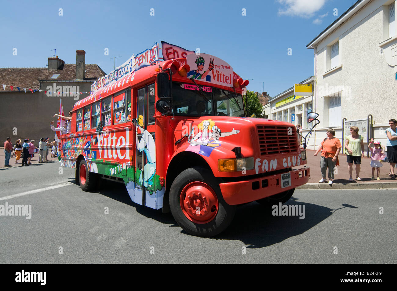 2008 Tour de France - caravan (convertito American School bus) sponsorizzato da 'Vittel' acqua sorgiva, Francia. Foto Stock
