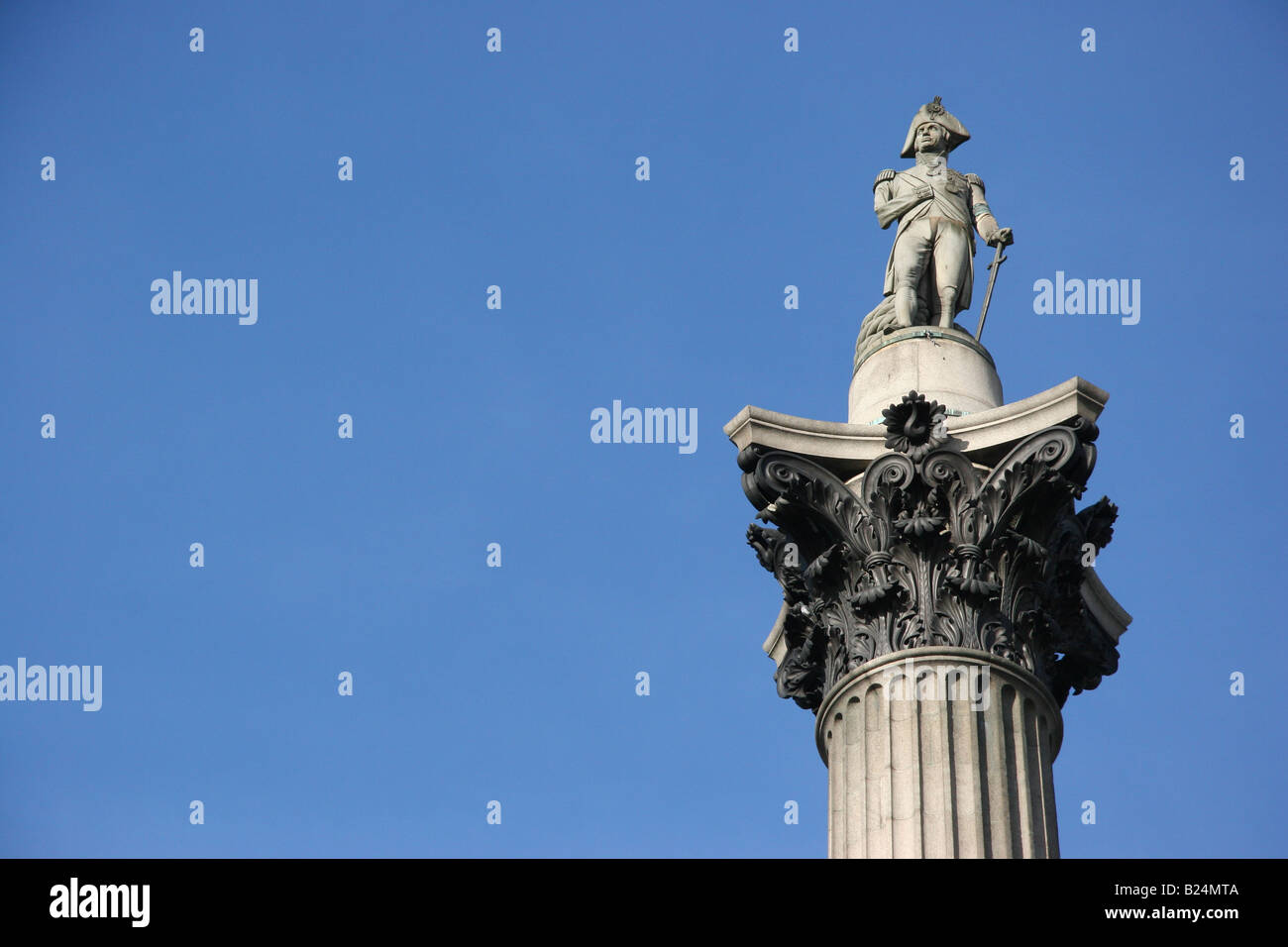 Nelson, Nelson's Colonna, Trafalgar Square, Londra. Sfondo vuoto Foto Stock