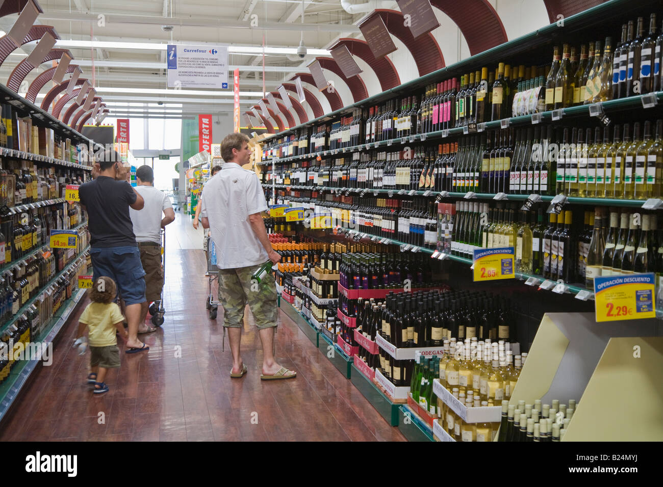 Selezione di bottiglie di vino su scaffali in supermercato Carrefour a  Torremolinos Spagna Foto stock - Alamy