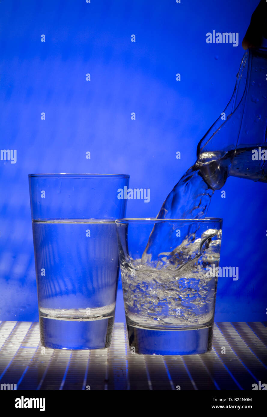 L'acqua si riversa nel bicchiere Foto Stock
