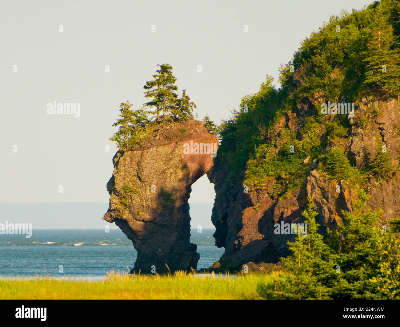 Canada New Brunswick Rock ritaglio di formazione di un foro nella parete della Baia di Fundy St. Martins Foto Stock