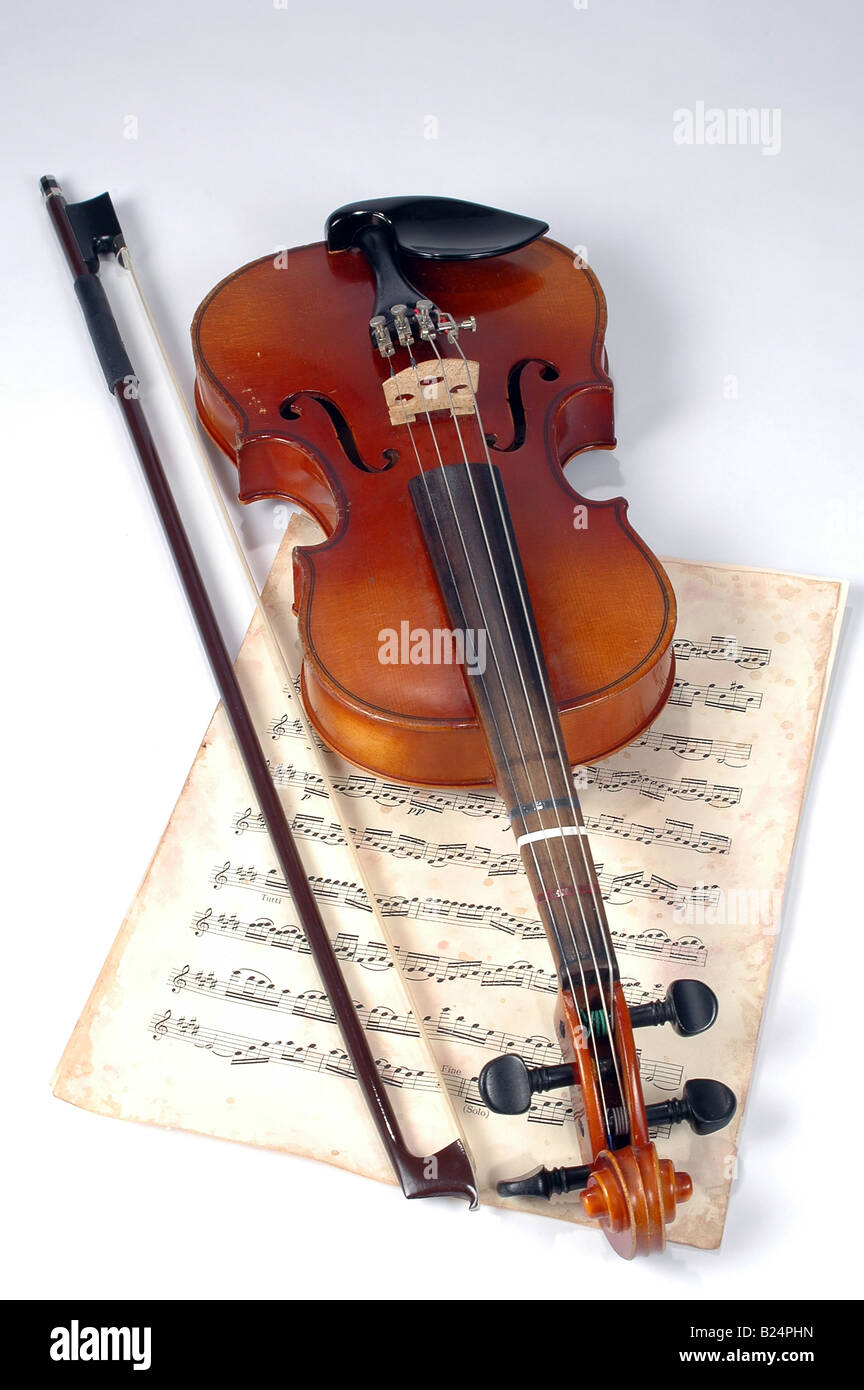Vecchio violino con vintage foglio di musica su sfondo bianco Foto Stock