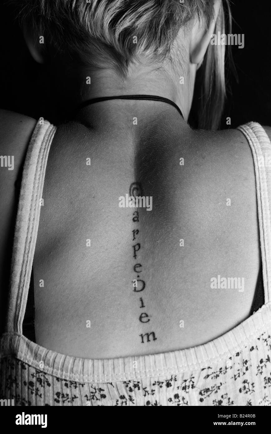 Foto di stock di carpe diem tatuaggio sul retro di un adolescente Foto Stock