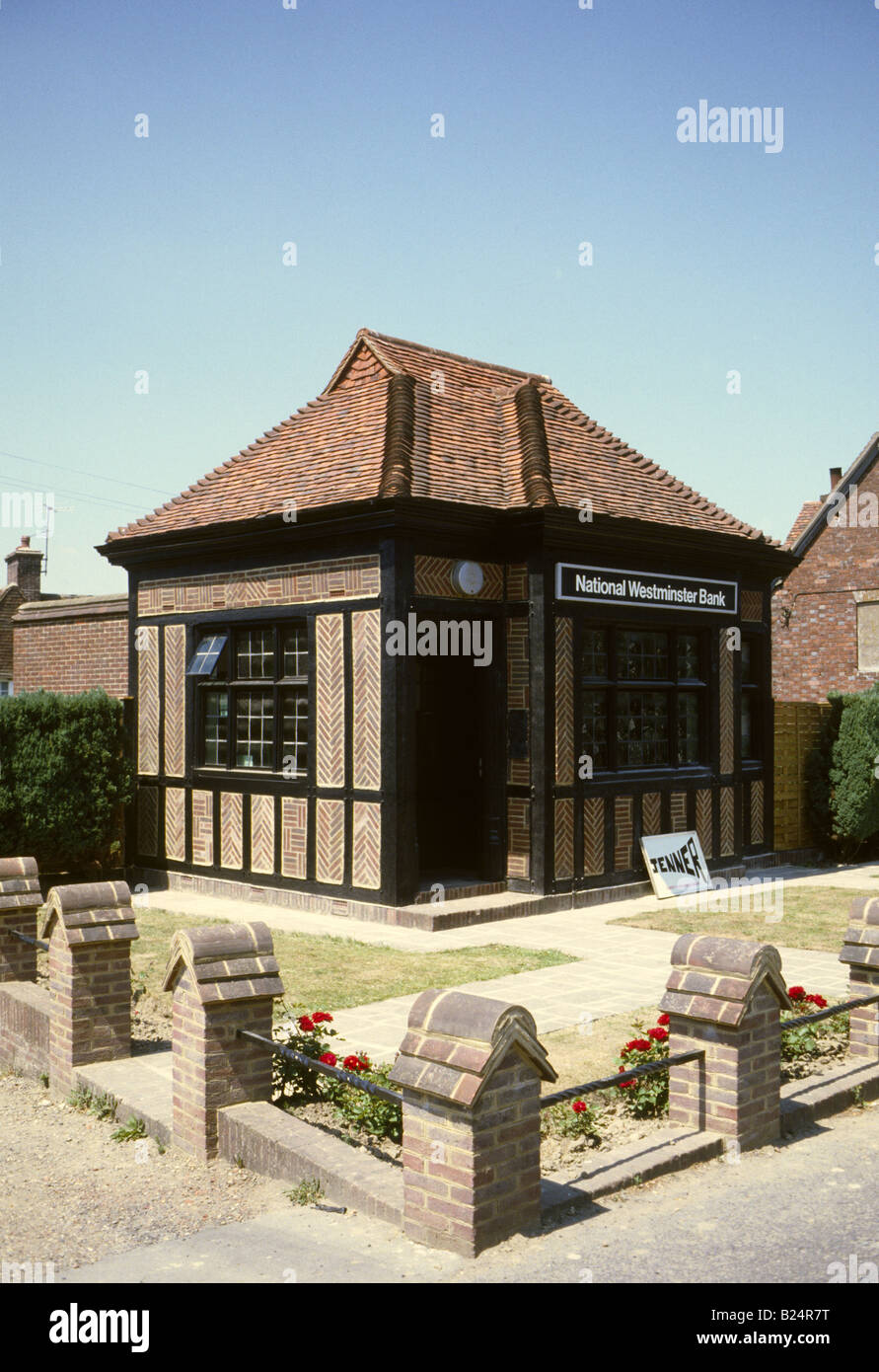 Goudhurst Kent REGNO UNITO. Estremamente piccolo ramo del National Westminster Bank costruito nel villaggio di neo in stile Tudor Foto Stock